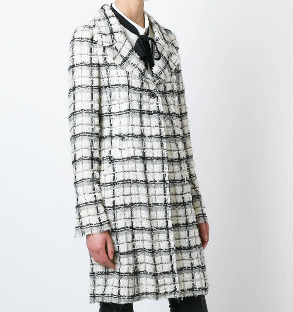 Beautiful black and white silk blend checked coat by Chanel. It features a notched collar, long sleeves and a front button fastening. The item was produced in 2005 and is in very good conditions, it only shows some threads lightly ruined. 

Size: 36