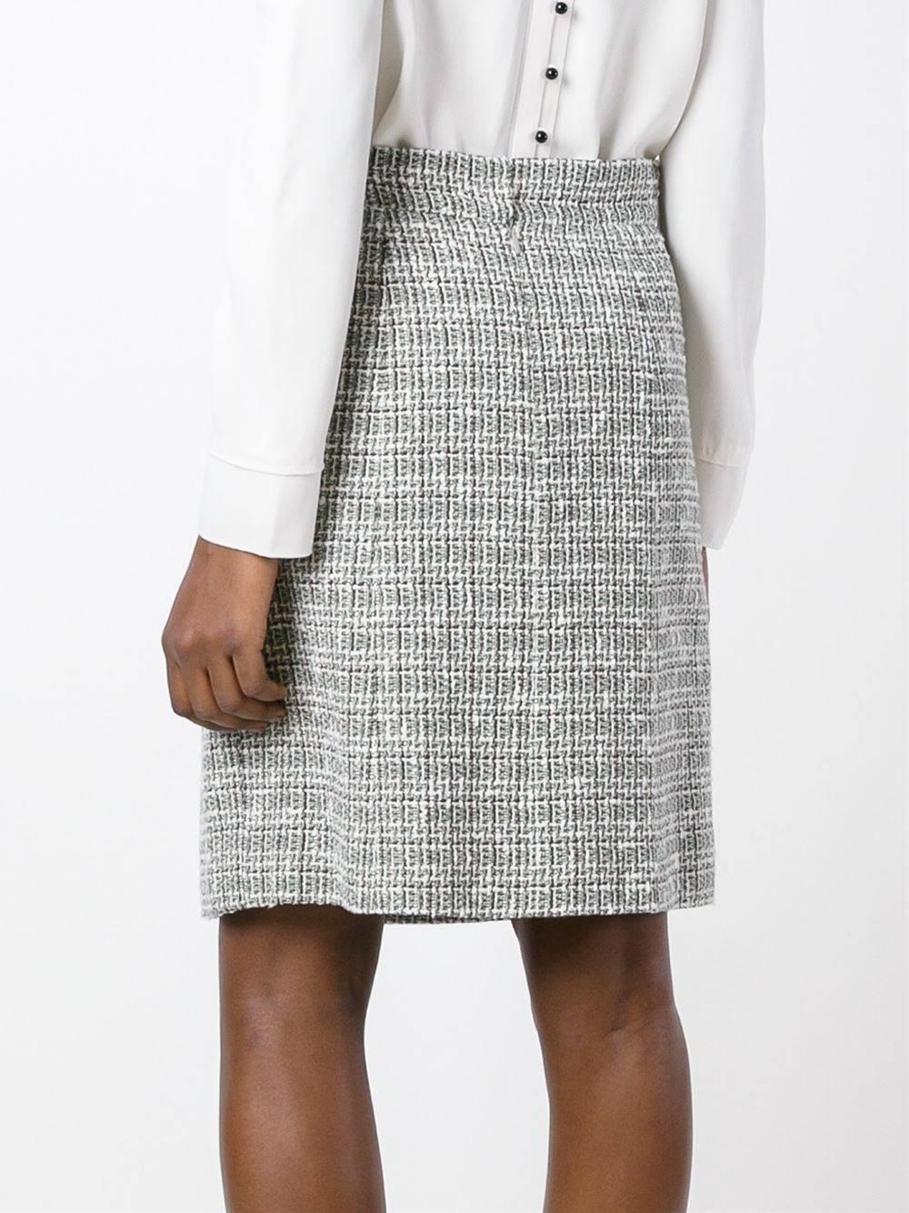 Beautiful Chanel green, white and red cotton tweed A-line skirt. It features a high waist, an invisible back zip fastening, a short length and a straight hem. The item is vintage, it was produced in the 2000s and is in very good conditions.

Length: