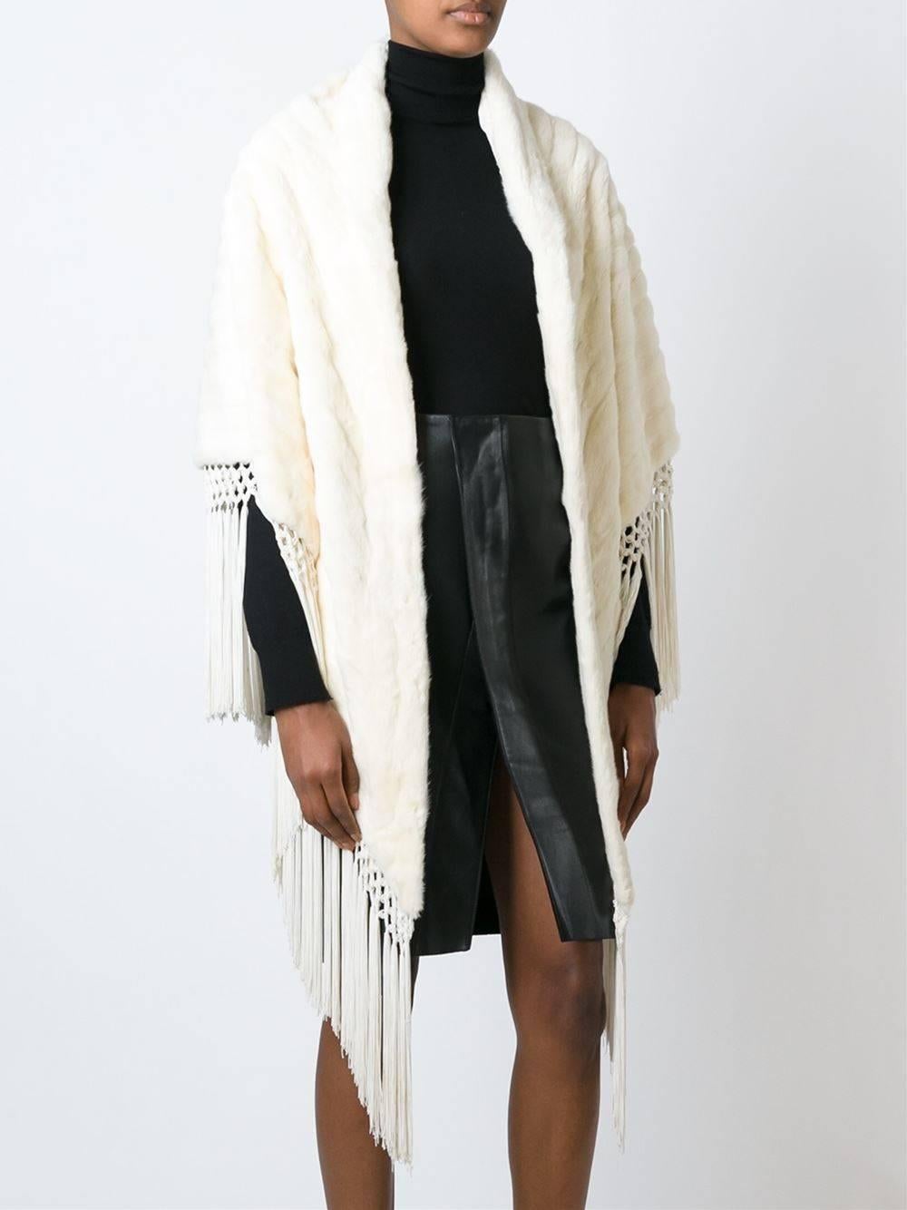 Marvelous Fendi ivory white ermine fur fringed cape. It features long fringes. Lined.
The item is vintage, it was produced in the 70s and is in very good conditions. 

Busto: 46,5 cm
Height: 179 cm
Hip: 42,5 cm
Vita:	30,5 cm

Please note that this