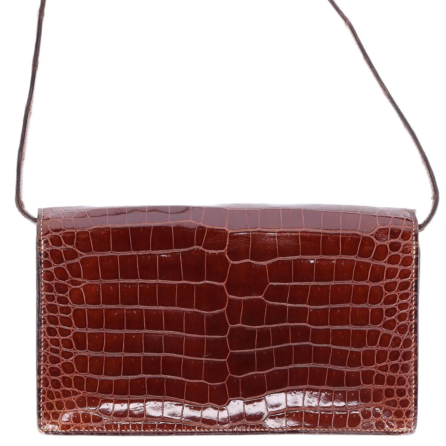 This stunning Hermès vintage crossbody is a jewel made of polished crocodile leather. Dating back to the 1970s, it shows its (B) code (as shown in picture) and has an extraordinary 