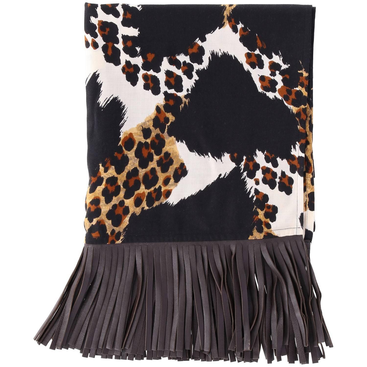 Fashionable Yves Saint Laurent black wool scarf, with multicolor animal print and dark brown leather fringed edges. The item is vintage, it was produced in the 80s and is in excellent conditions.

Scarf length: 280 cm
Fringes length: 15 cm
Width: 61