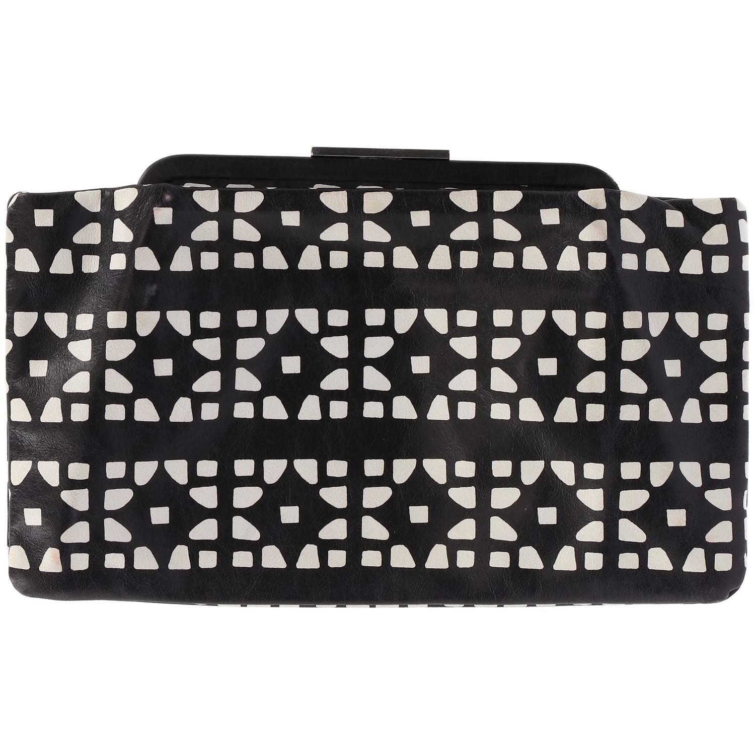 Marni black soft leather pochette with a white fun geometric pattern. Lined, with two internal pockets. The item is in good conditions, it only show some scratches on the metallic fastening and some light spots (see the pictures). 
Height: 19 cm