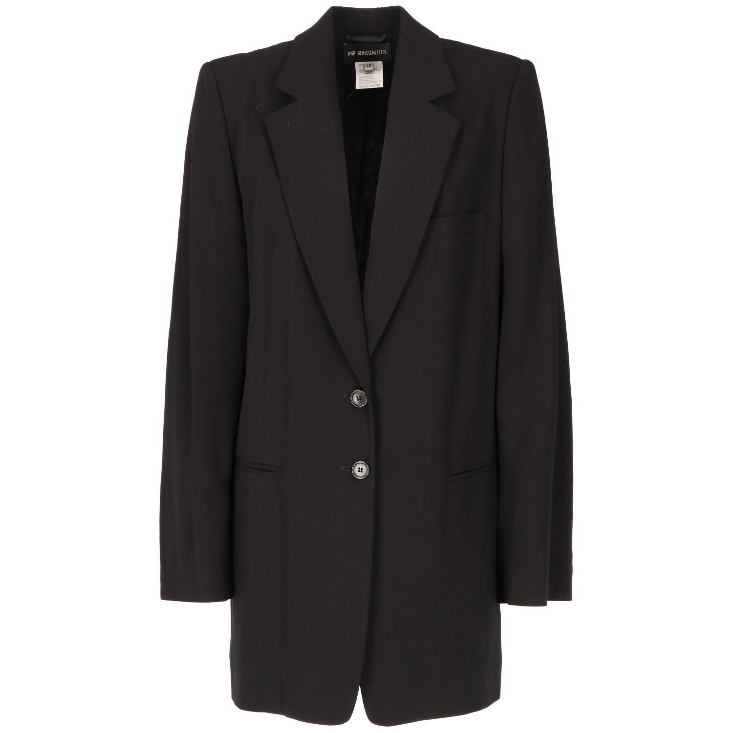 Ann Demeulemeester long black blend wool jacket. Deep plunge neckline with revers and frontal buttons fastening. Lightly padded shoulders. A welt pockets on each side and one pockets on the jacket's left upper part. Buttons cuffs fastening. Rib on