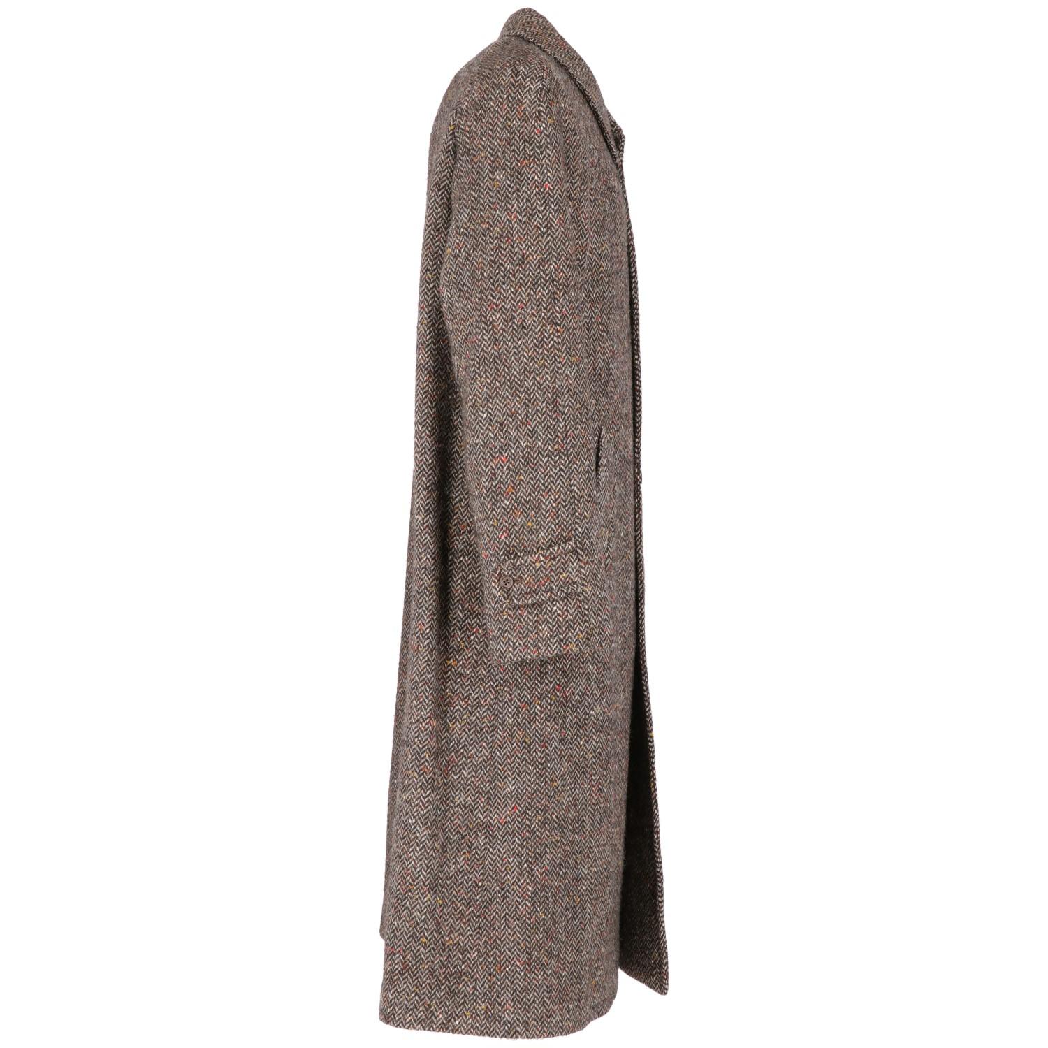 Aquascutum herringbone wool coat for men in brown and white colors, with red and yellow buttoned effect. Featuring a classic collar, raglan sleeves, two oblique pockets and a deep rip on the lower back.  The item is vintage, it was produced in the