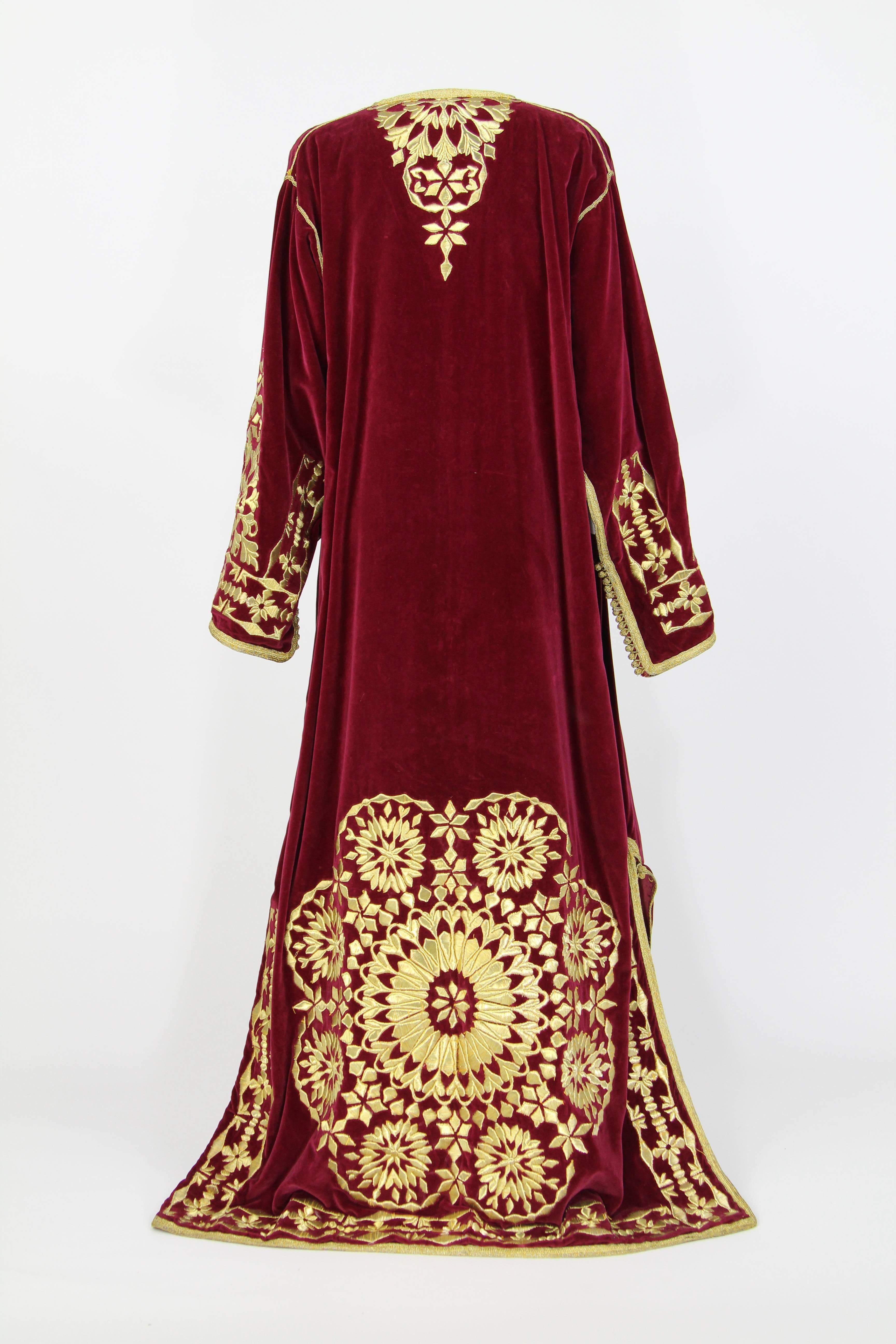 Artisanal Bordeaux velvet wedding Caftan featuring thread bathed in gold, which creates an incredible embroidery. Slightly flared sleeves.
This caftan was handmade in Maghreb during the 1970s and it is in good conditions.
The shoulders measure