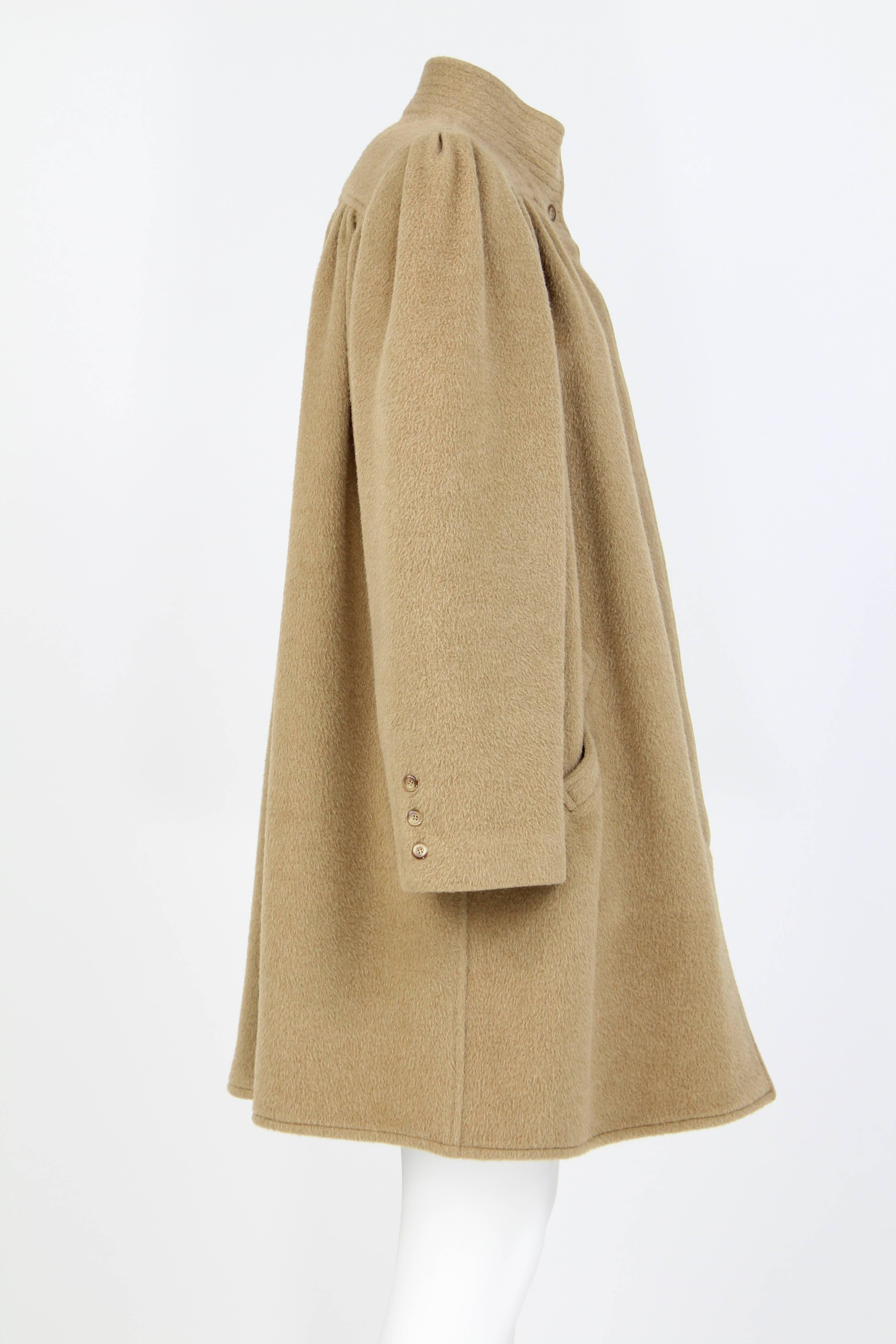 Valentino beige wool Coat featuring a high collar, hidden front buttons and two pockets. No lining.
The size shown on the label is size IT 42 with an oversize style, typical of the 1980s period.
The item is in good conditions.
The measure of the