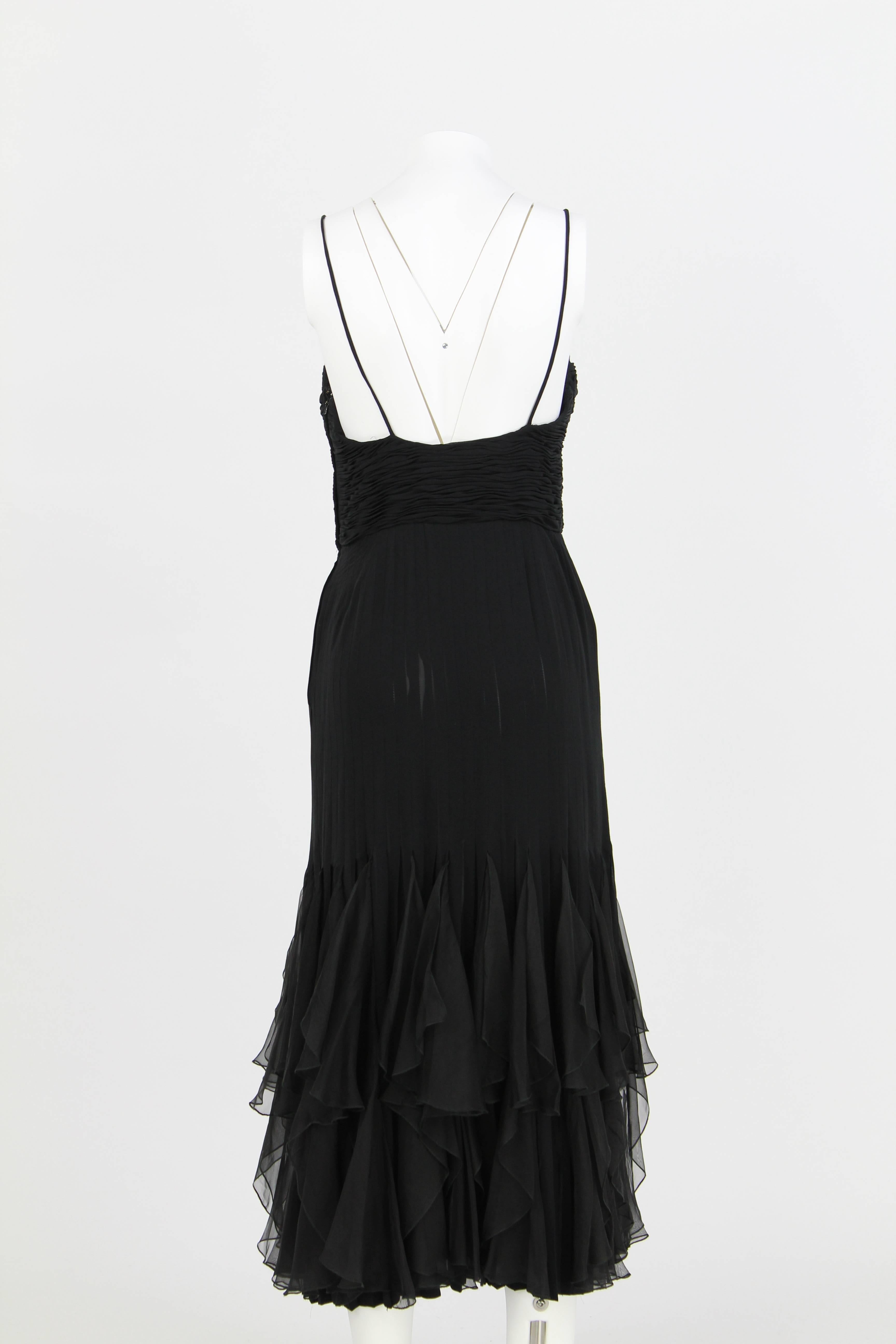 1980s Valentino Boutique mid-length black dress featuring a pleated silk fabric and a transparent cut-out.
This item is in good conditions.
Size 40 IT.