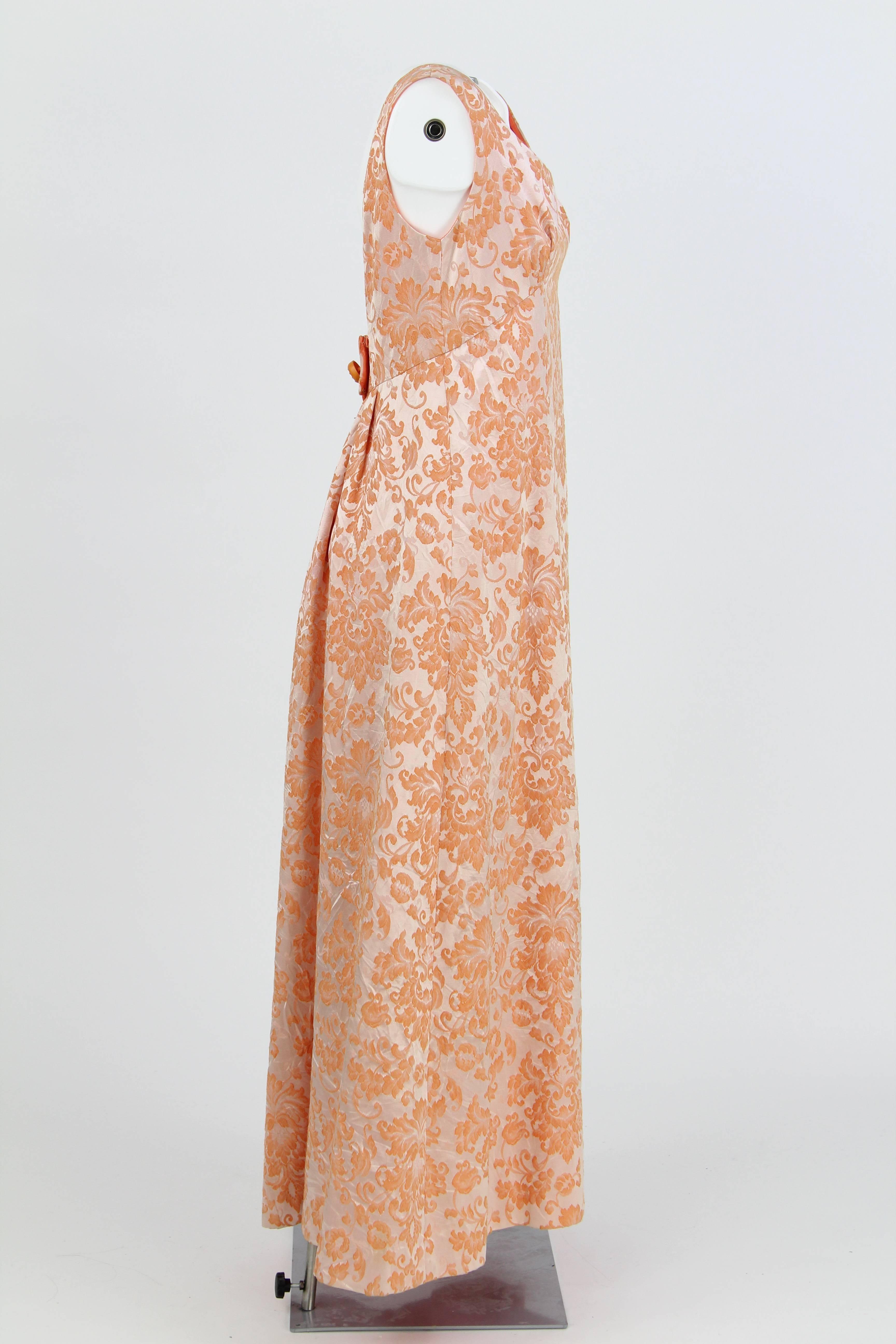 1980's American Evening Dress featuring a salmon baroque print and a low-back. Two embellished buttons to the back and a concealed zipper.
this dress 
This a Harzfeld's dress, in good conditions.
Size: 42 IT.
