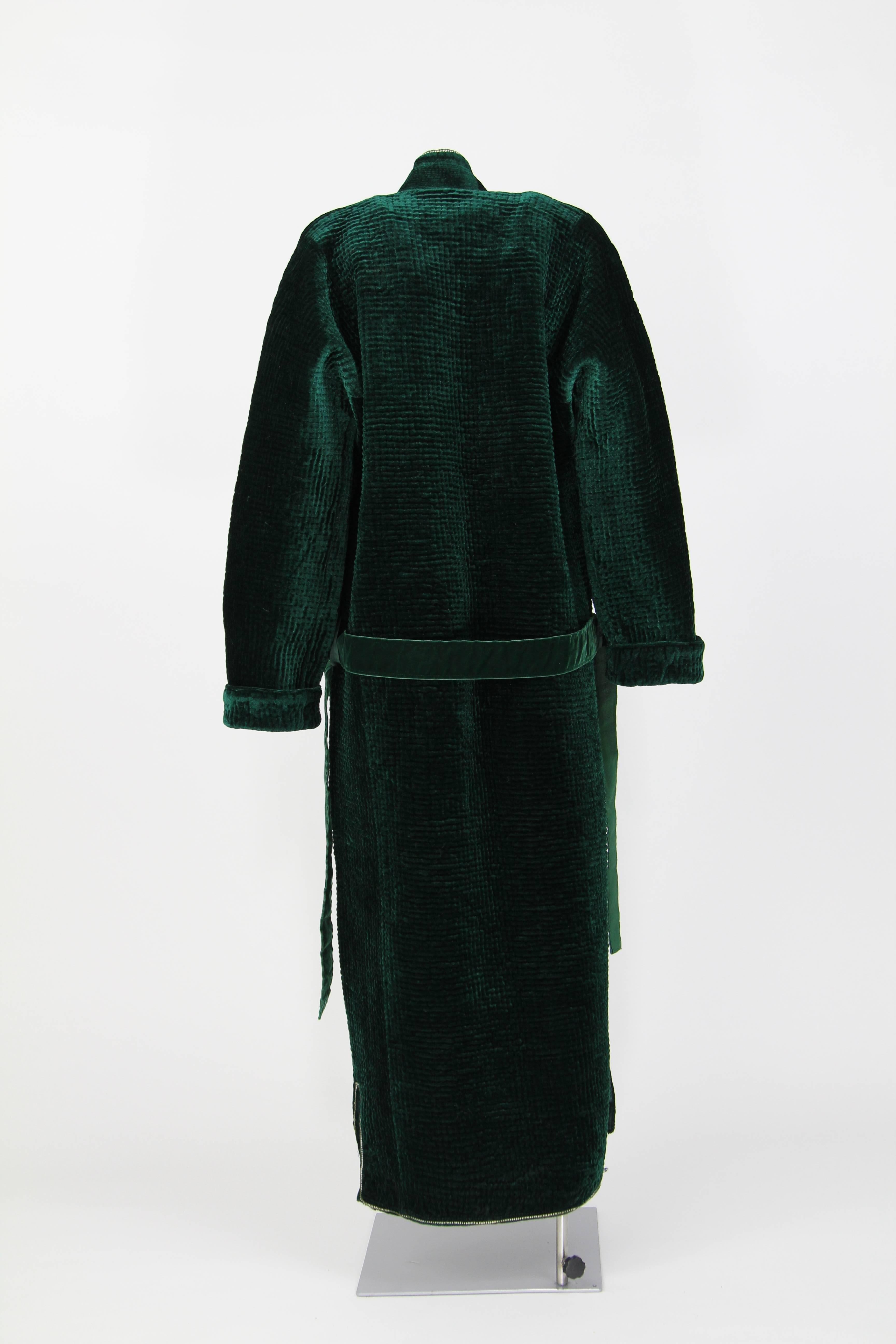 Beautiful green velvet caftan from Uzbekistan, featuring a belt. 
It is handmade and in excellent conditions.
From 1970s.
Size L/XL.


Measurements: shoulders: 42 cm, sleeve: 69 cm.