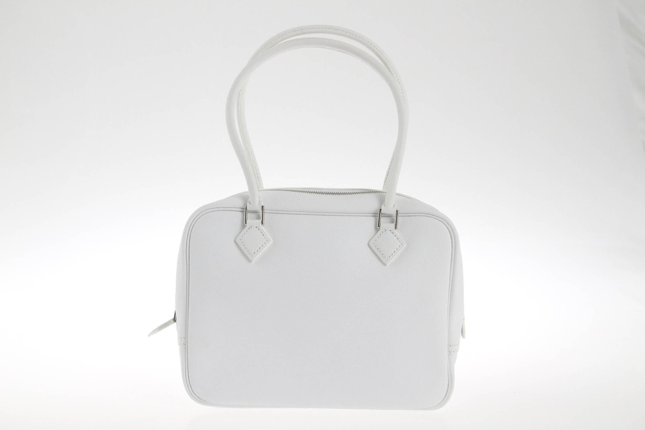 As new "Plume" handbag by Hermès, in excellent conditions.
Optic white leather, silver hardware and two top handles.
The item comes with original rain protection.

Measurements:
(approx) 20 cm x 15 x 7 cm.