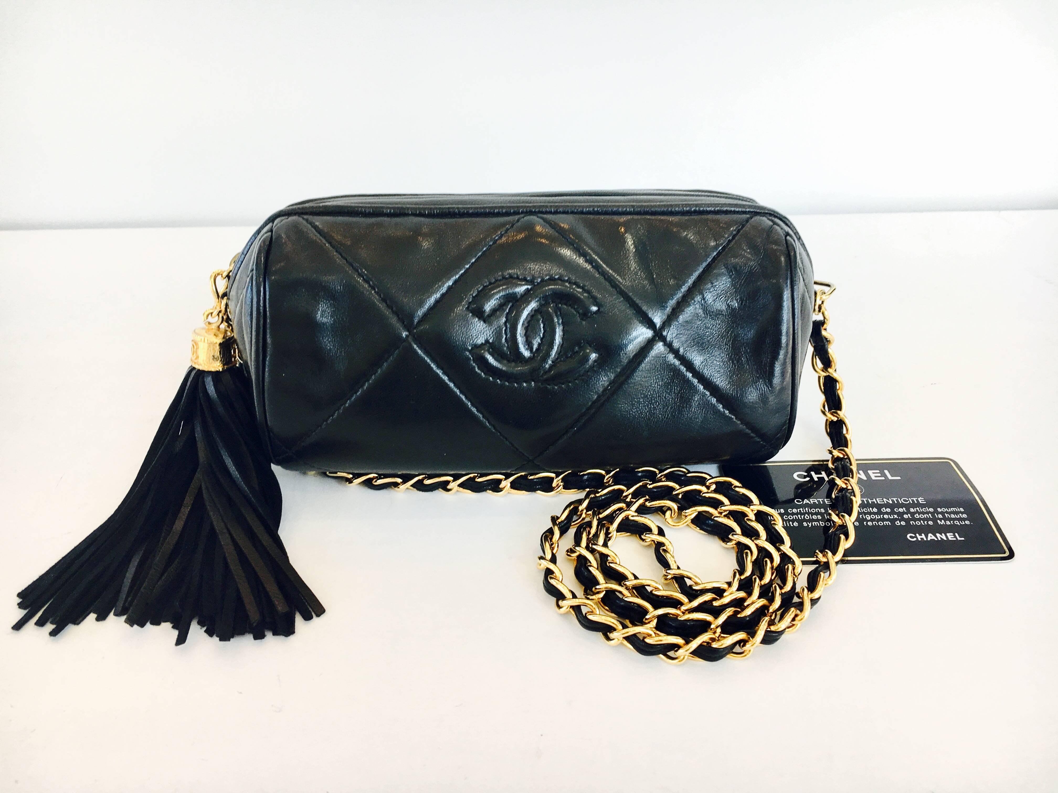 Lovely Bombolino shoulder bag by Chanel. Patent leather and gold hardware. This piece is made of lambskin. Measurements: 18 cm x 9 cm x 8 cm.
According to the dentification code (0665050) the item dates back to 1986 / 1989.
As the pictures show, the