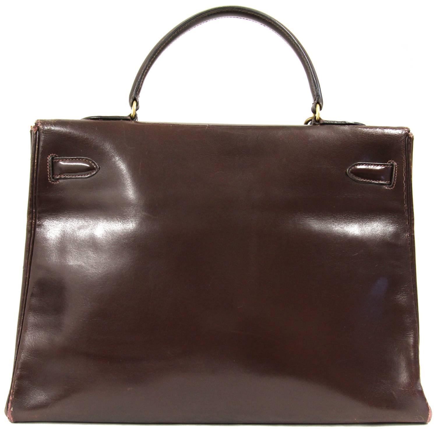 Hermès timeless Kelly bag 35 cm in brown chocolate color. According to the code the item was produced in 1966 (cod. V) and comes with padlock, keys and clochette. Since it is vintage, it shows some scratches and lot of signs of utilization,