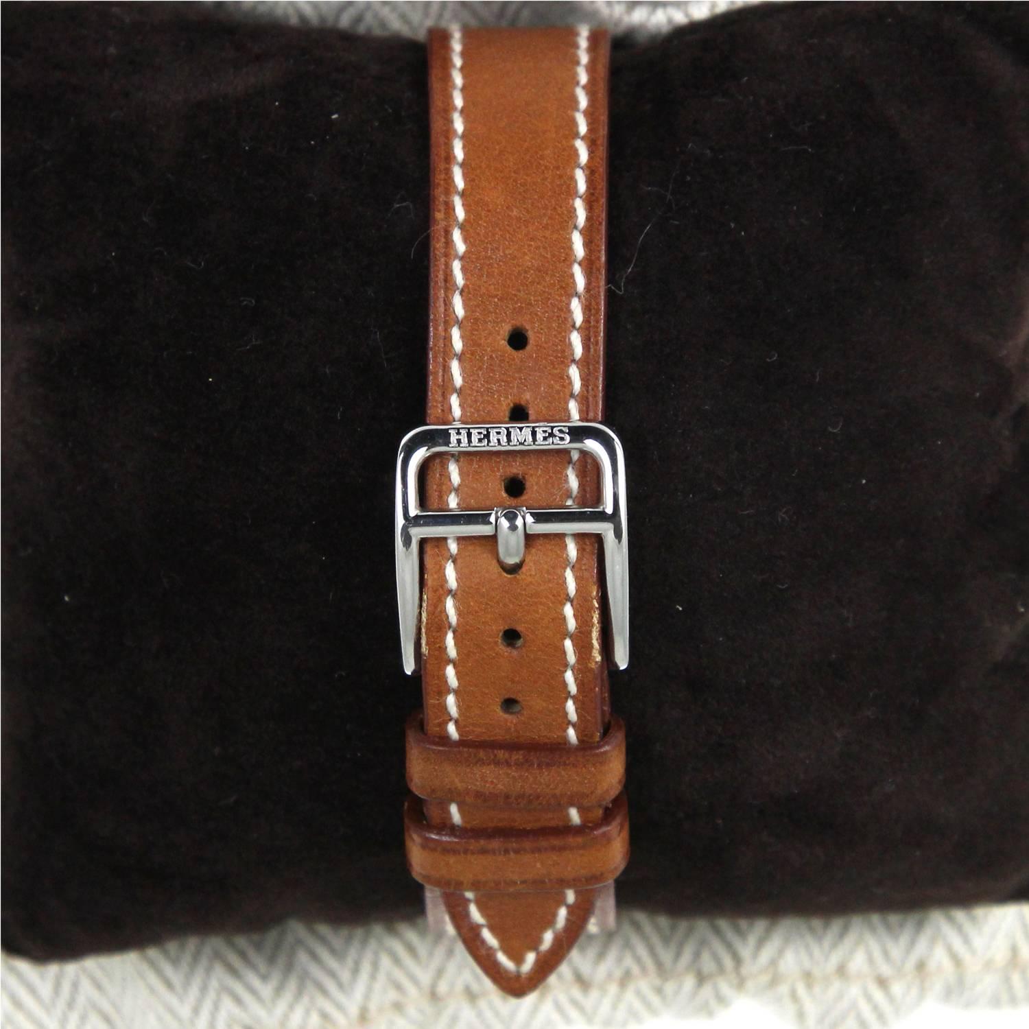 Hermès Heure H Ronde PM watch, with a brown leather watchband. According to the code: [J] the item was produced in 2006. The item is in good conditions, it shows some light signs of utilization on the watchband (see the pictures).  
Length of