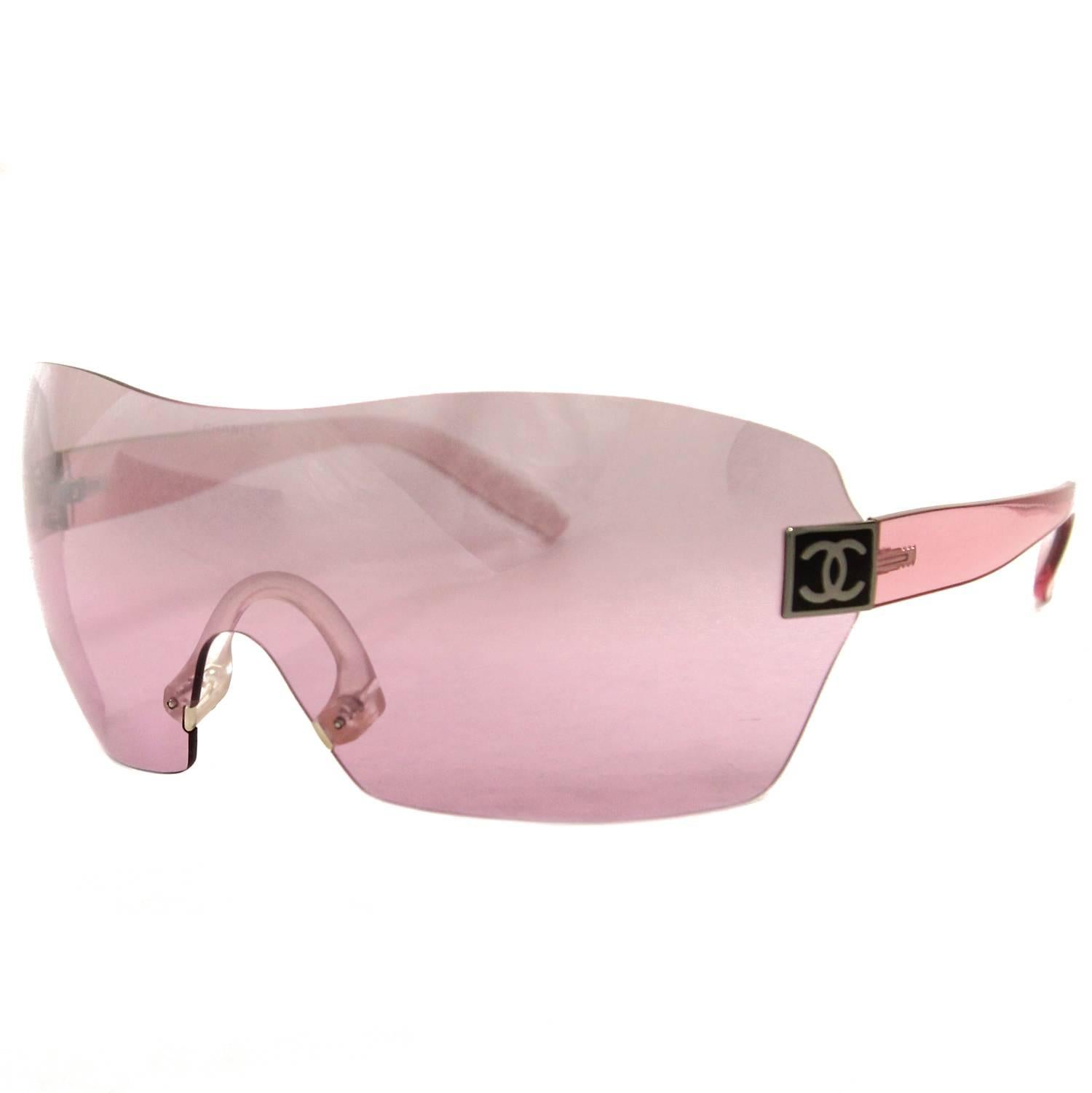 Energetic Chanel transparent pink mask shape sunglasses with lightly mirrored lenses. The item comes with its original guarantee certificate. Excellent conditions. 
Please note this item cannot be shipped to the US. 

Measurements: Width: 14 cm