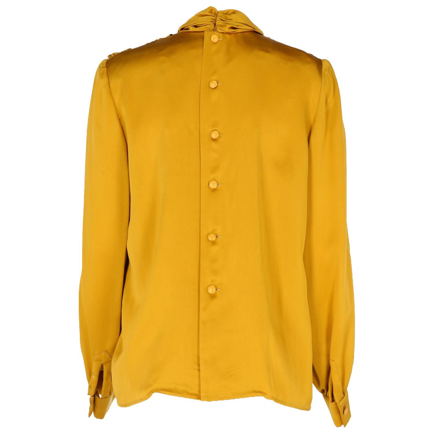 Pierre Balmain Ivoire blouse in yellow gold silk with back buttoned fastening and triple frontal drapery. It is vintage 80s in perfect condition

Size: 40FR

Height: 61 cm
Bust: 49 cm
Sleeve: 61 cm
Shoulders: 38 cm