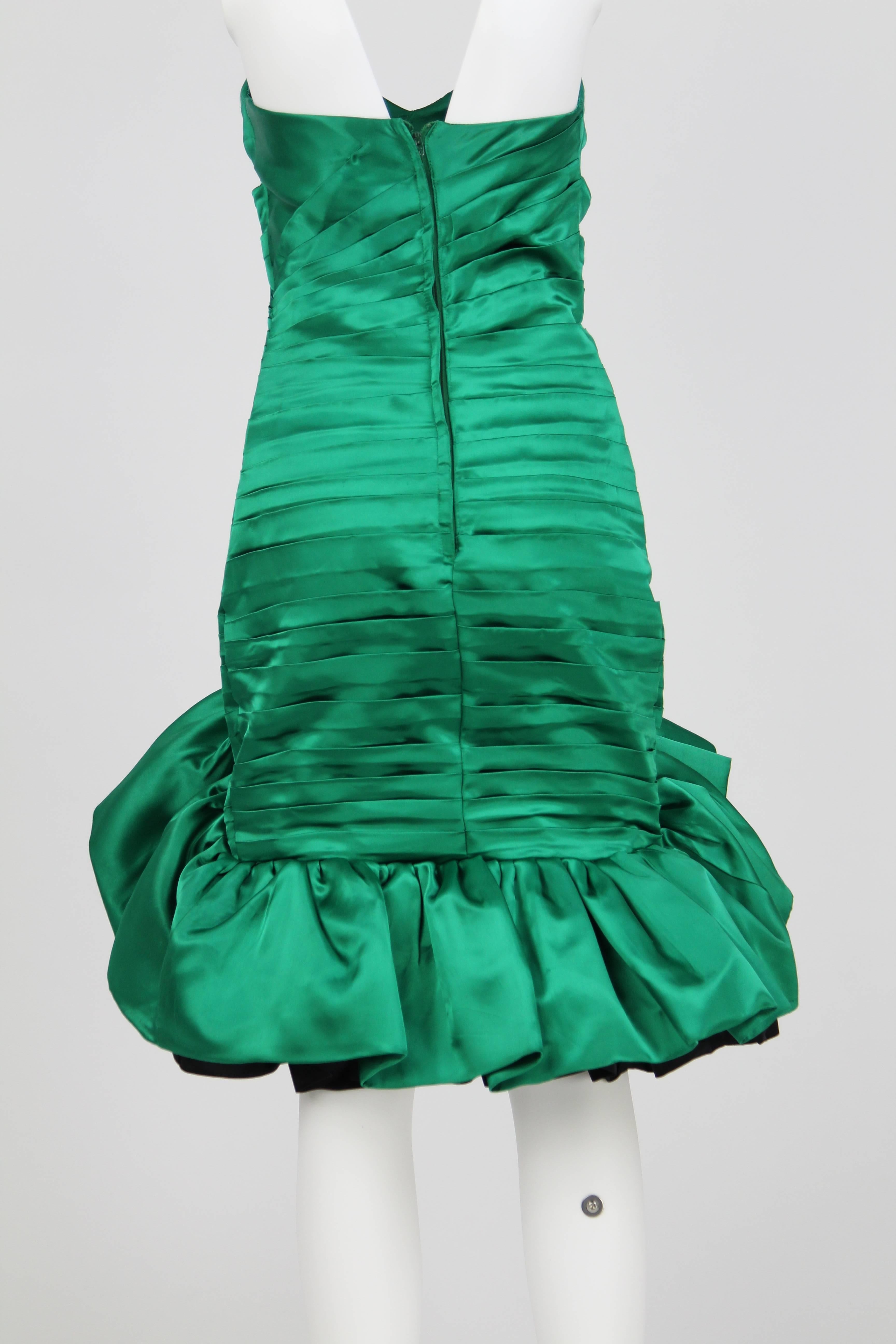 Artisanal pleated and draped green Mini Dress featuring a black dropped puff hem and strapeless heart neckline.
This dress was handmade in 1980s.
The conditions of this piece are excellent.
The size is 40 IT.