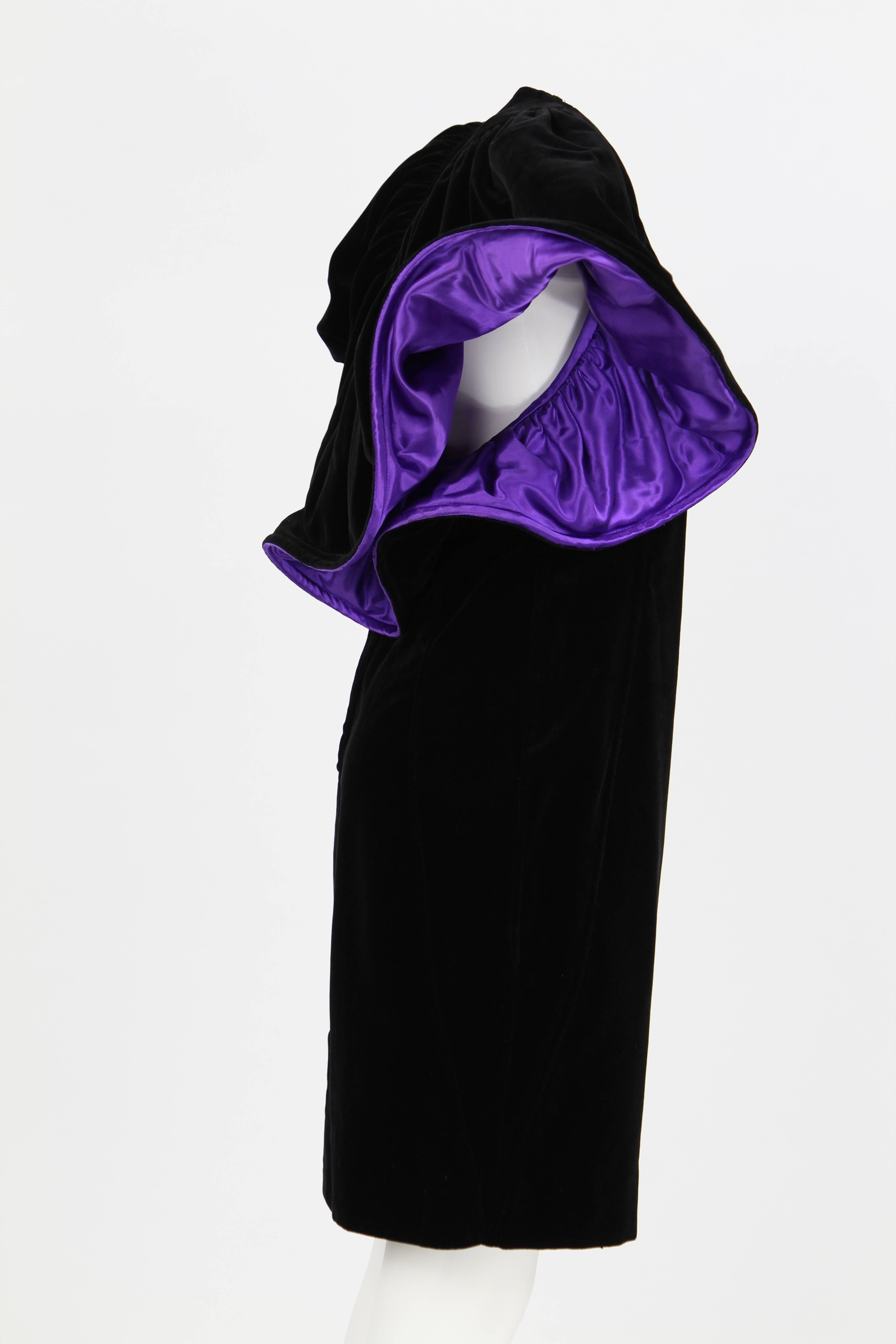 Lovely Popy Moreni black and purple cotton-blend velvet Mini Dress featuring wide short sleeves, with a purple lining. 
This dress has a capturing 1980's allure and is in great conditions.
The size is 38 FR.