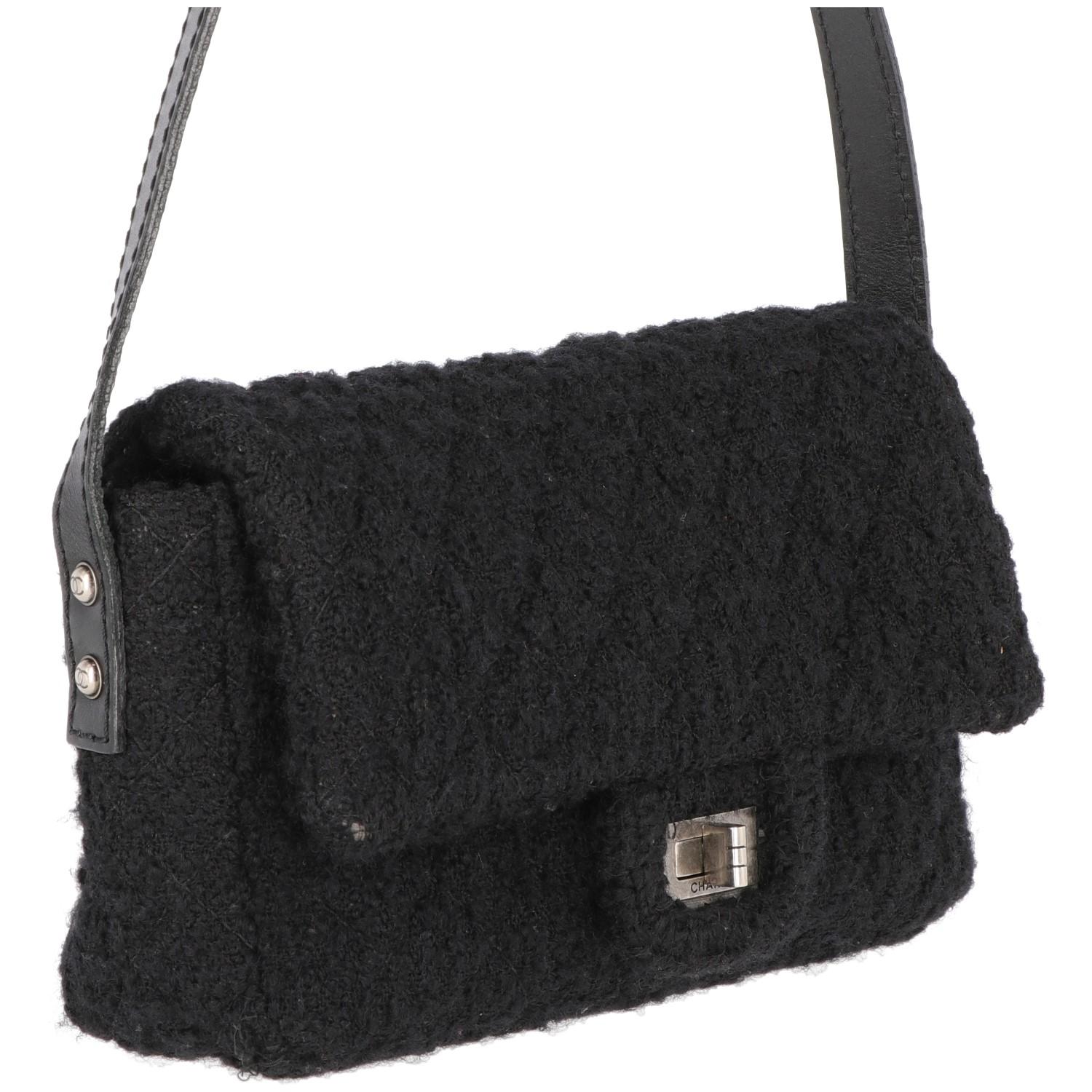Lively Chanel black wool blend and leather tweed shoulder bag. It features a metal silver-tone branded turn-lock closure, one outer pocket and the inner with zip.  The item is vintage, according to the data code n. 13105626, it was produced between