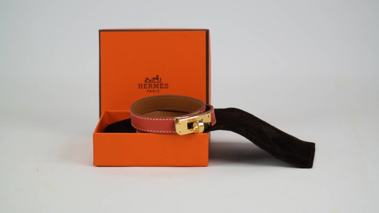 Hermès Kelly Double Tour bracelet Sanguine color Gold Hardware
Bought it in Hermès Store in 2014
Never carried.
Comes with original box and dustbag.

Store Retail Price 560,00$. We sell it for 485,00$

-Original Invoice.
-Shipment and