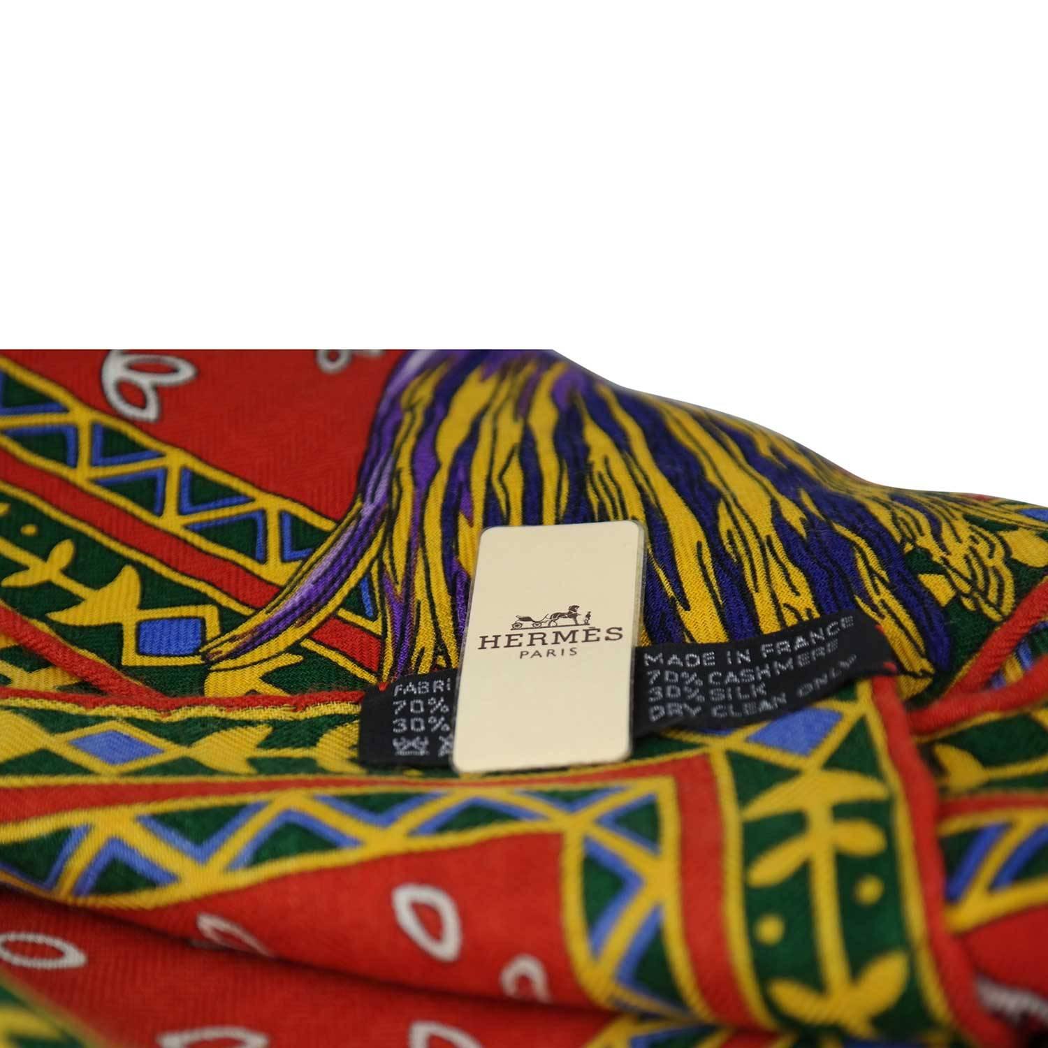 Hermes Chale Cachemire Cavaliers du Caucase Rouge Turquoise Jaune 2016.

Pre-owned and never used

70% Cachemire 30% Soie

Bought it in hermès store in 2016.

Size; 140cm

Color;  Red Turquoise Yellow

Model: Cavaliers du