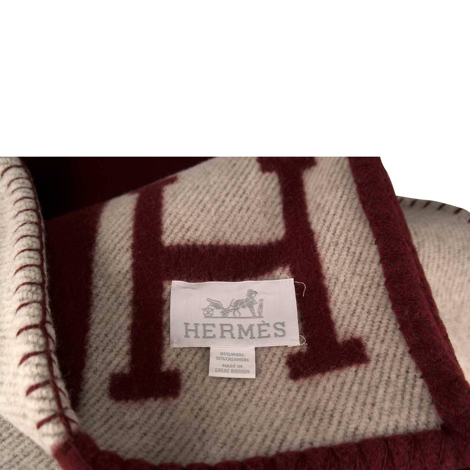 Hermes Avalon Blanket Ecru Rouge H 2016.

Pre-owned and never used.

Bought it in Hermes store in 2016.

Model: Avalon.

Color: Ecru Red H. 

Composition: 85% Laine, 15% Cachemire.

Dimension: 135cm width x 165cm large.

Details:

