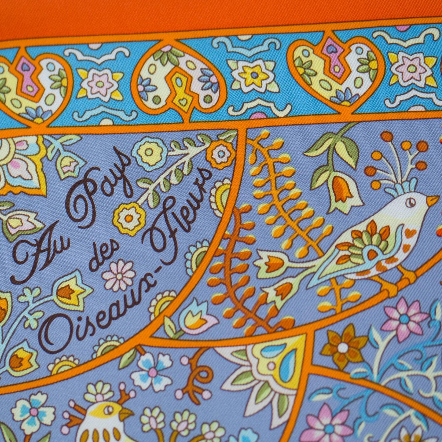 Hermes  Carre Twill 100% Silk Au Pays des Oiseaux Fleurs Orange/Bleu/Vert 2016

Bought it in hermès store in 2016.

Pre-owned and never used

Composition:100% Silk

Size: 90x90cm

Model: Au Pays des Oiseaux.

Color: 