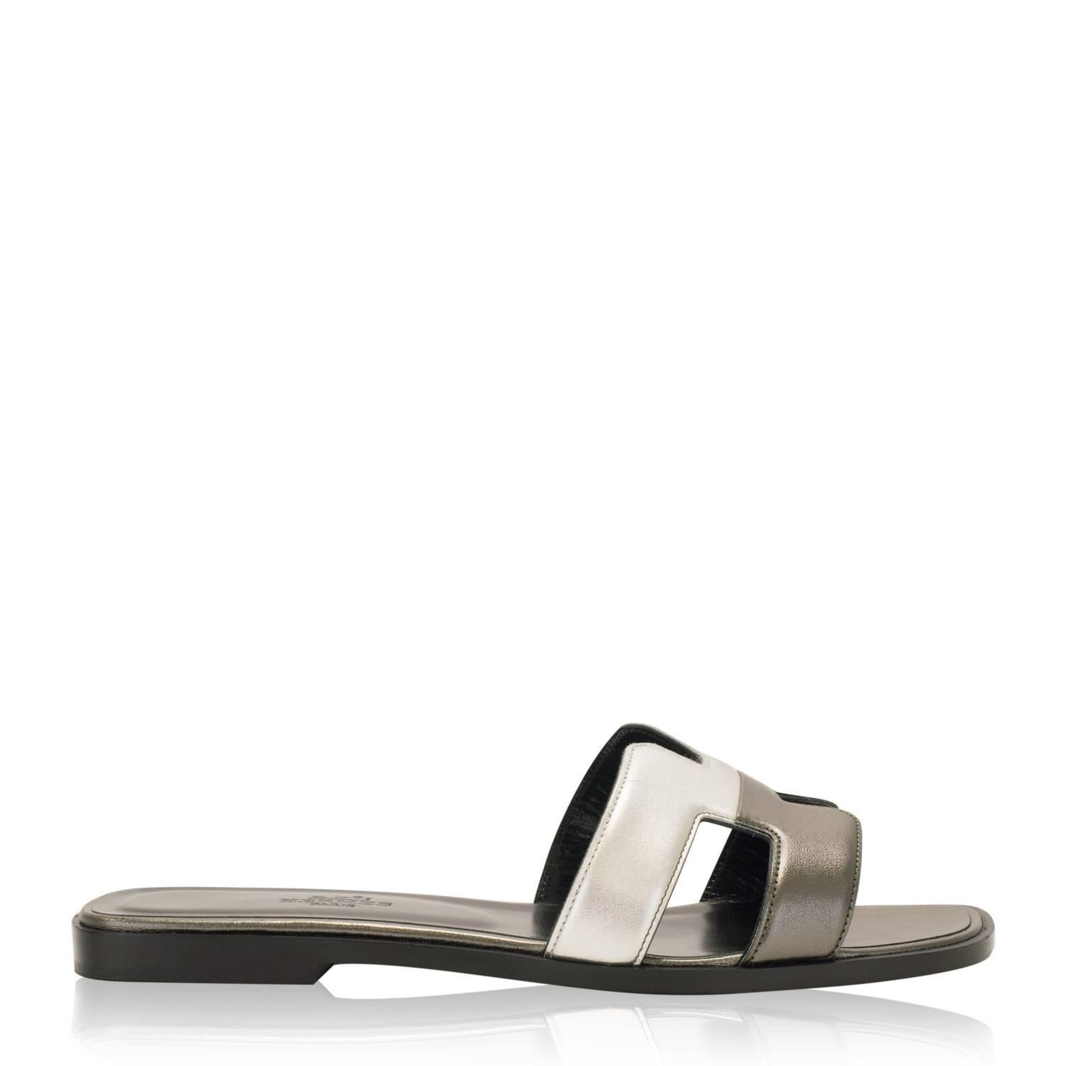 Hermes Sandals Oran Metallic Nappa Leather 37,5 Canon de Fusil 2016

Pre-owned and never used.

Bought it in Hermes store in 2016.

Model: Oran.

Composition:Leather.

Size: 37,5.

Color:Metallic.

Details:
*Protective felt removed