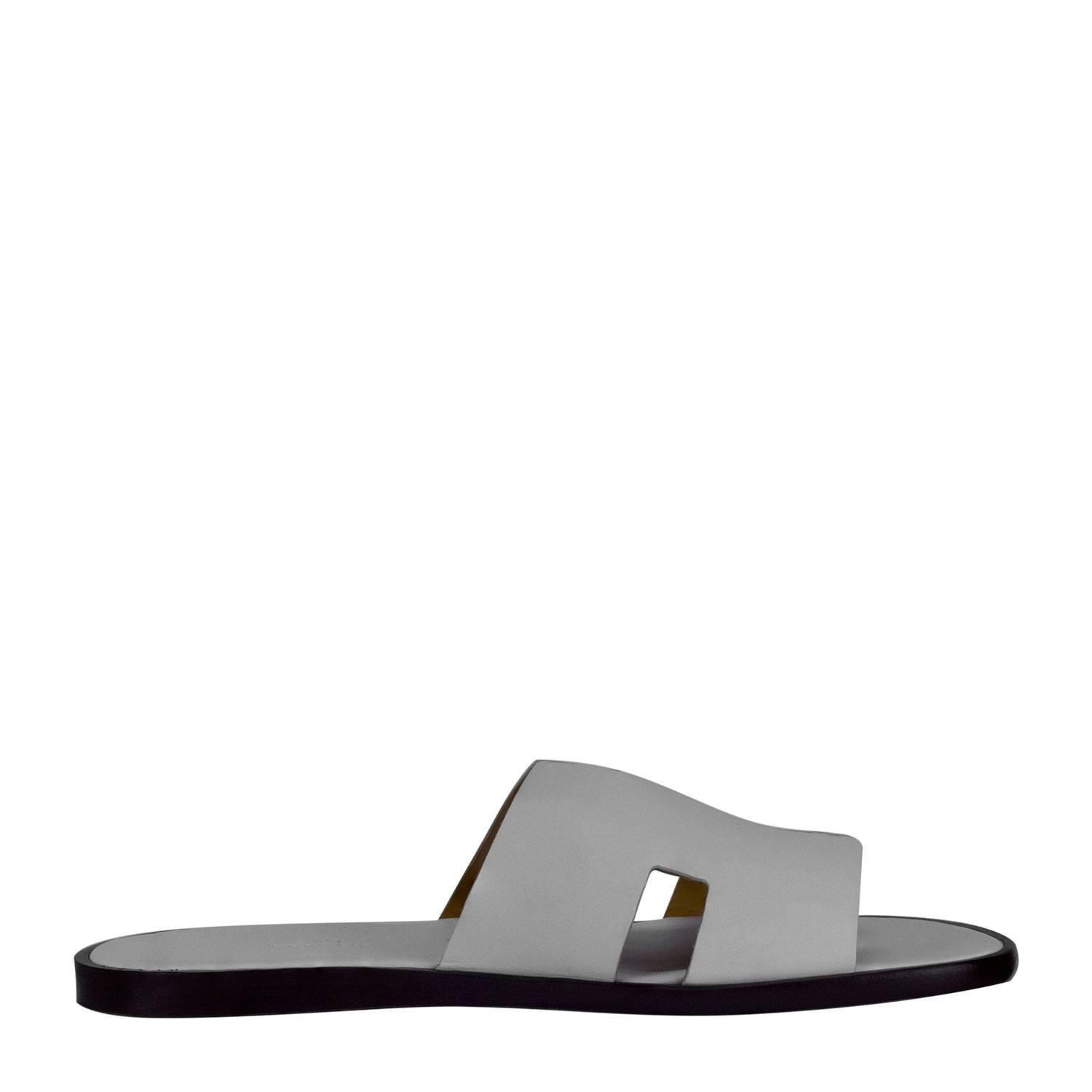 Hermes Men's Sandals Izmir Veau Leather White Color 43 Size 2016

Pre-owned and never used.

Bought it in Hermes store in 2016.

The price of this item on Boutique Hermes is $710.00.

Composition: Leather.

Model: Izmir.

Size: 43 EU /