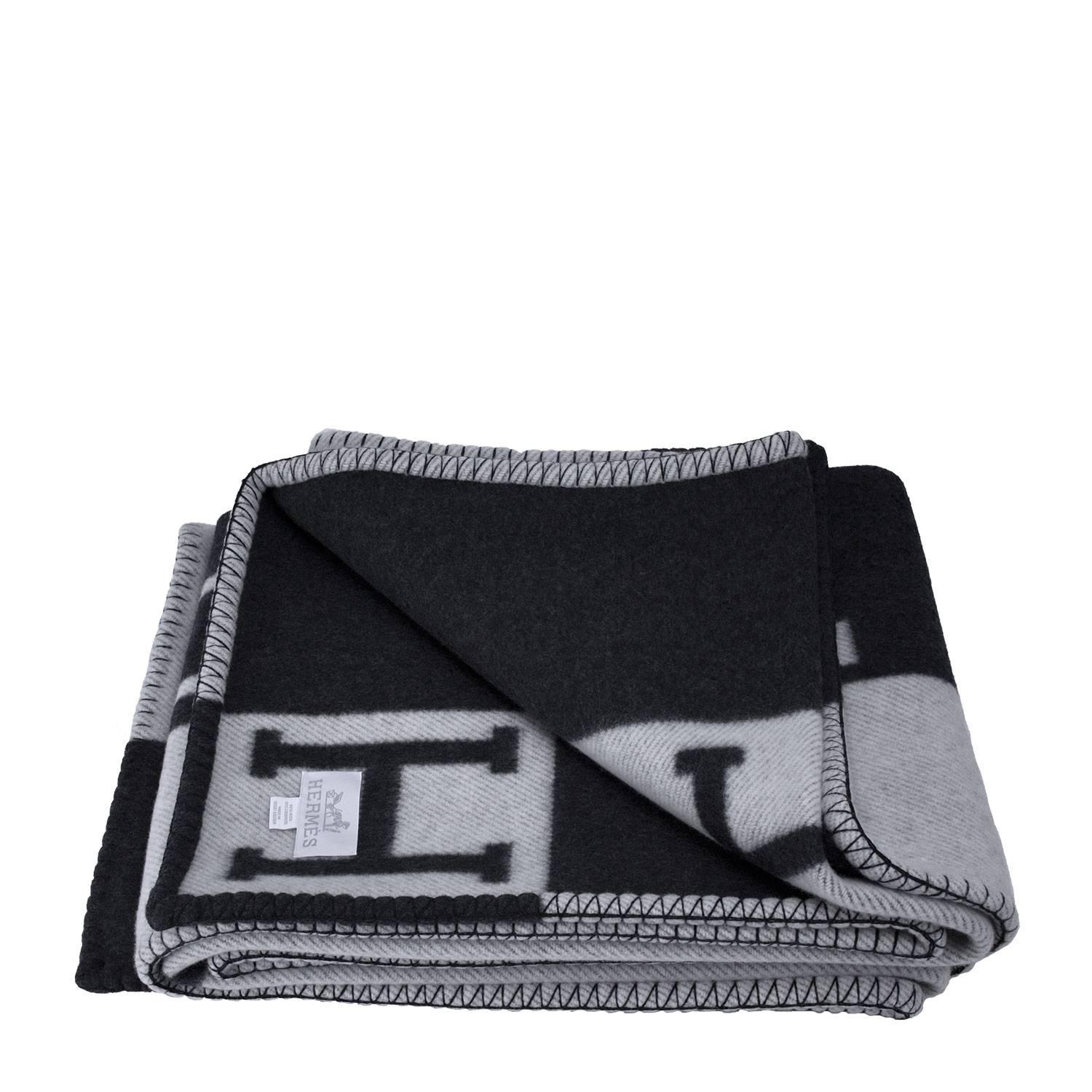 Hermes Avalon Blanket Cocuch Ecru / Dark Gray Color 90% Wool/10% Cachemire 2017

Pre-owned and never used.

Bought it in Hermes store in 2017.

The price of this item in Boutique Hermes is $1,525.00.

Model: H Avalon Blanket Cocuch.

Composition: