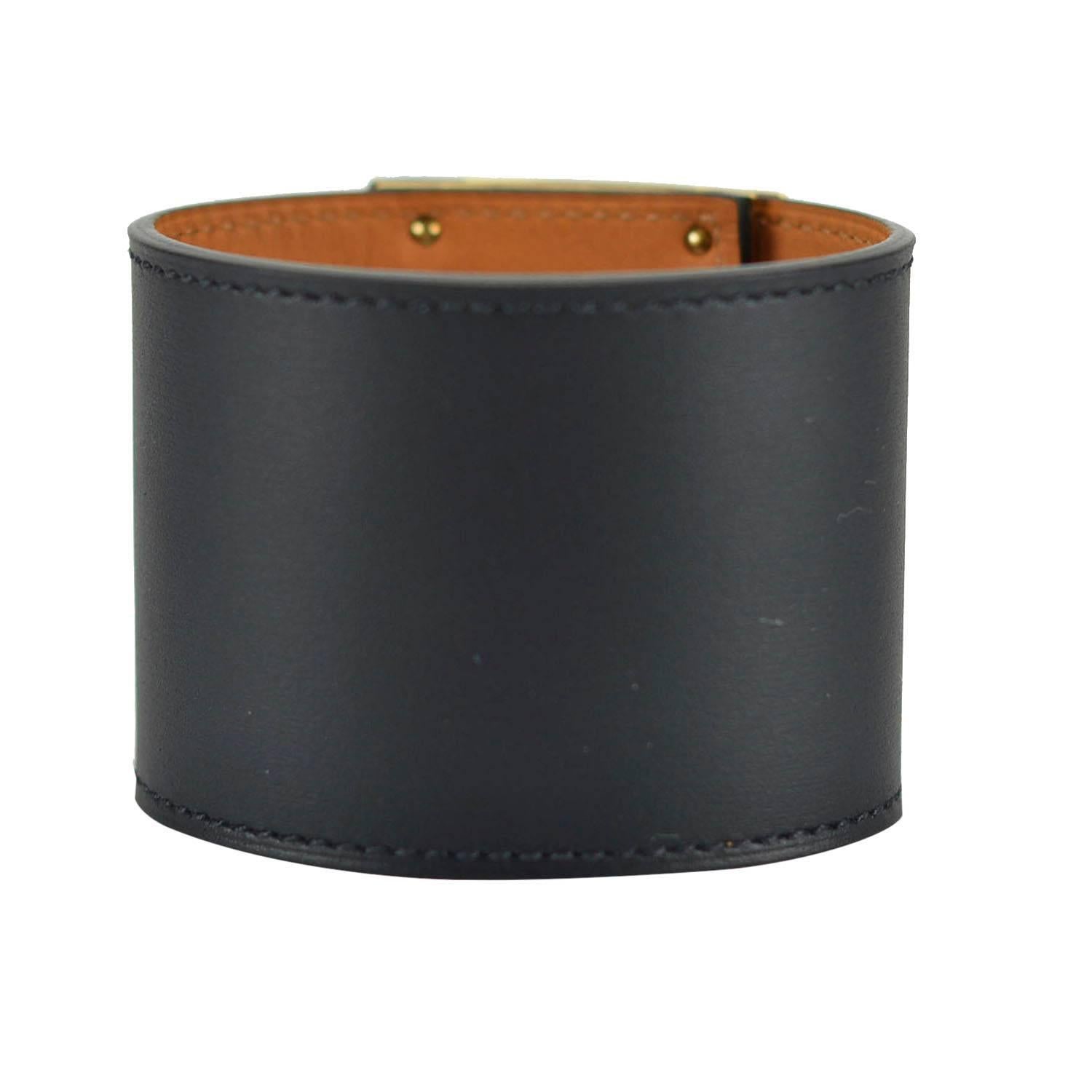 Hermes Bracelet Extreme Chamonix Leather Black Color S Size Gold Hardware 2015.

Pristine condition. Pre-owned and never used.

Bought it in Hermes store in 2015.

Size: S.

Contour 17 cm / 6.7 inches.
Diameter 5.7 cm / 2.25 inches.

Color: Noir /