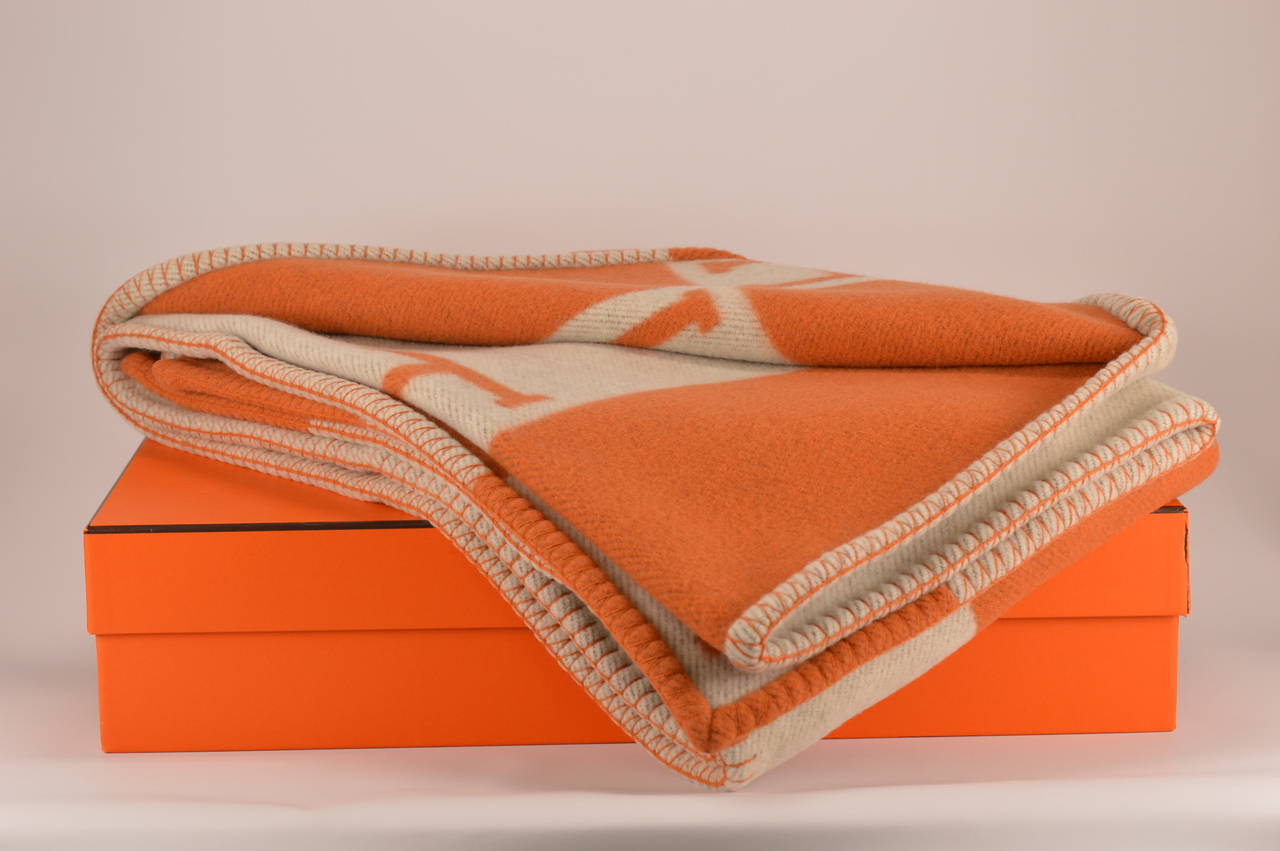 Hermes Avalon Blanket Couch Ecru Potiron
Model: AVALON.

Dimension: 136cm width x 175cm widht.

Color: Ecru Potiron.
Composition: 85%Wool 15% Cachemire.

Come with original box.

Never worn.

Bought them in hermès store in 2015.

The