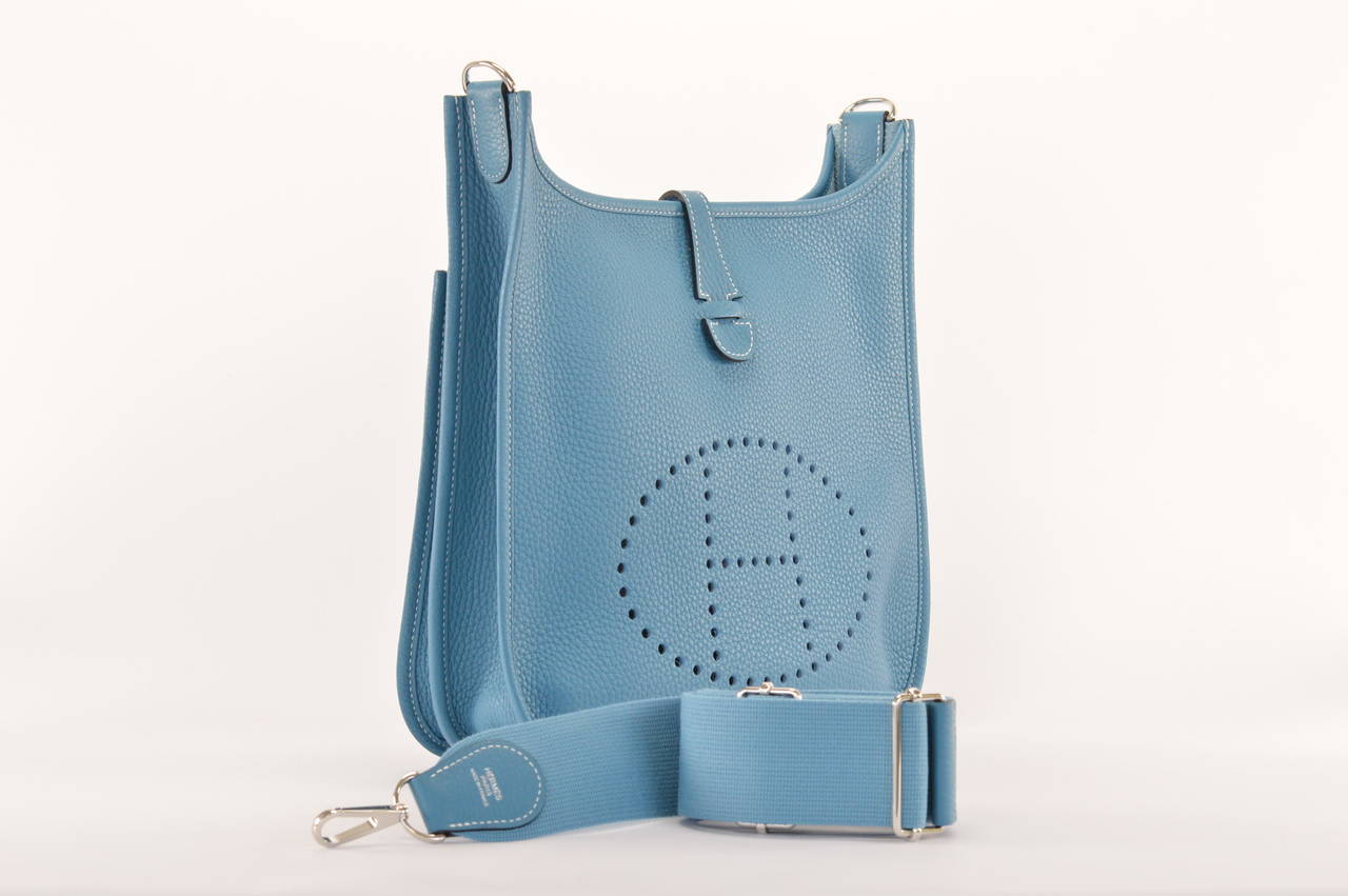 HERMES HANDBAG EVELYNE 29 POCHE III Taurillon Clemence Leather Bleu Jean

Model: EVELYNE POCHE III.

Dimension: 29cm width x 30cm height x 10cm length

Details:

With the protective plastic intact.

Comes with original box,