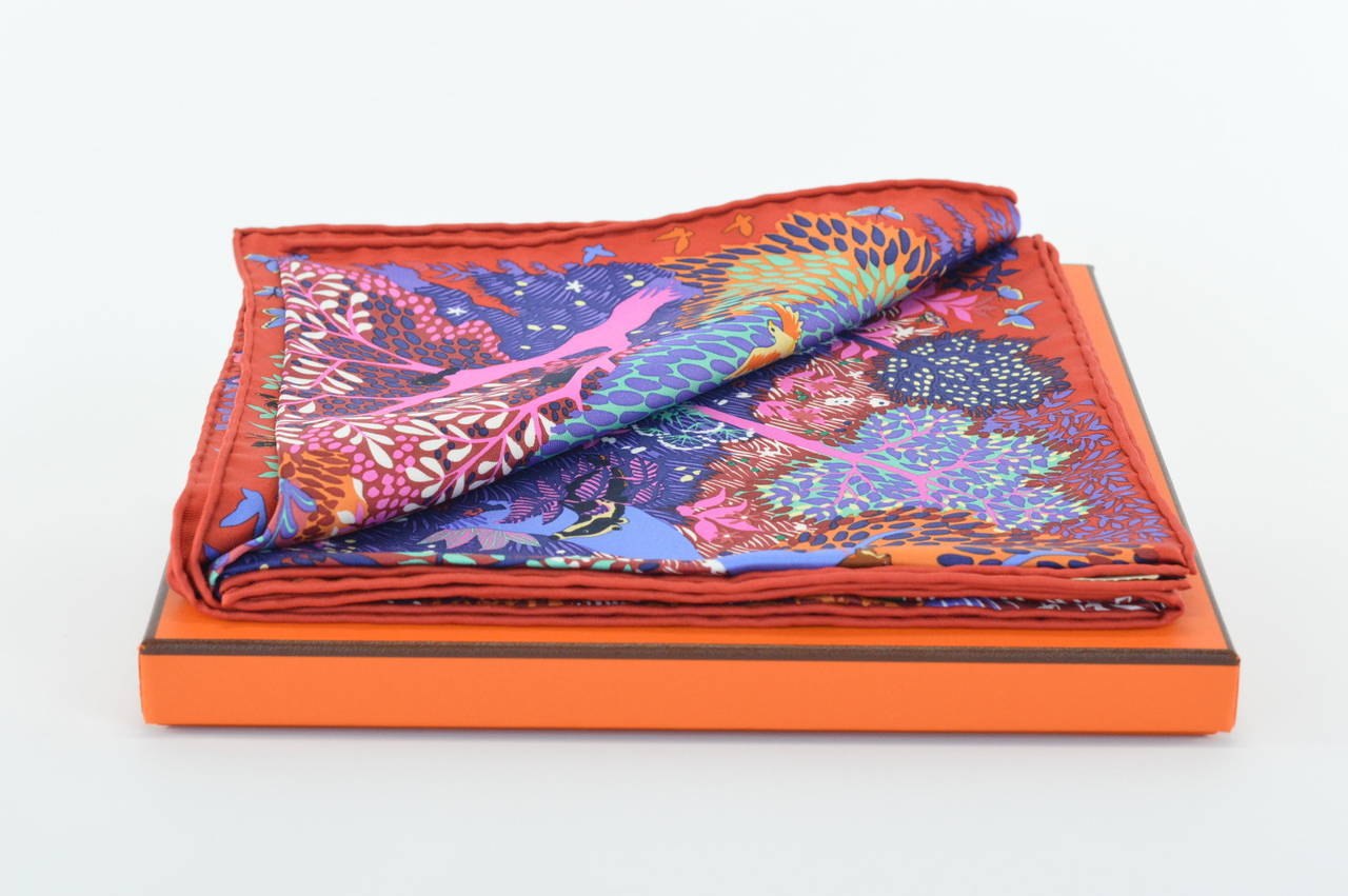 HERMES Carre 90 Dans Un Jardin Anglais Rouge Violet Turquoise In New Condition In Miami, FL