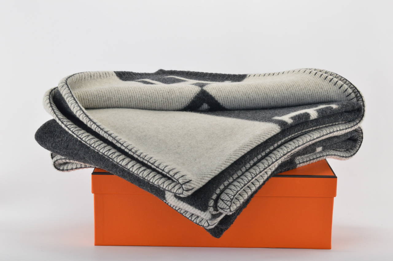 HERMES Avalon Blanket Couch Gris Clair-Noir

Model: AVALON, Dimension: 135cm width x 165cm widht.

Colour; Girs Clair/Noir

Pre-owned and never used

Details:

- Comes with Original invoice.

- Shippment and Insurance, 100% Safe.

-
