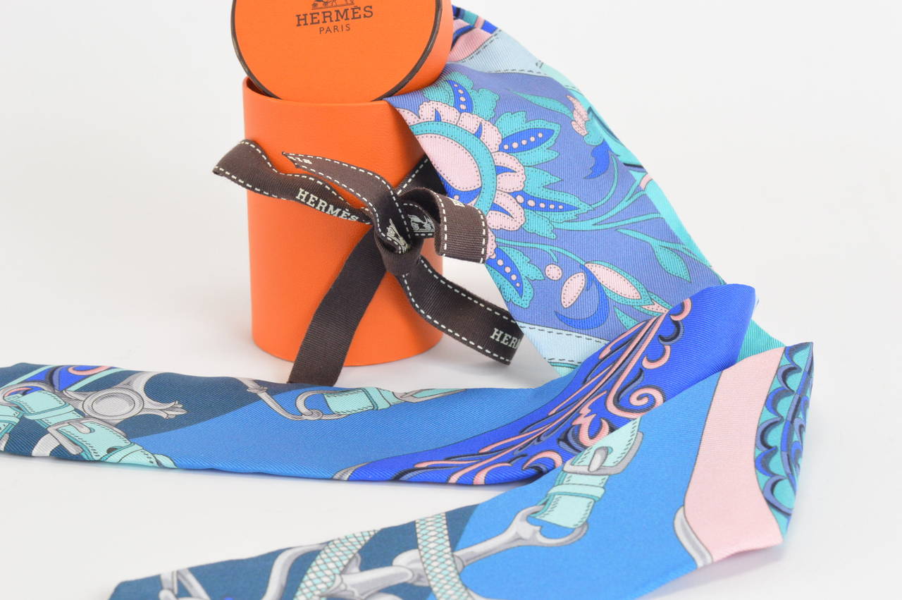 HERMES Twilly 100% Silk FESTIVAL DES AMAZONES ARDOISE/TURQUOISE/ROSE In New Condition In Miami, FL