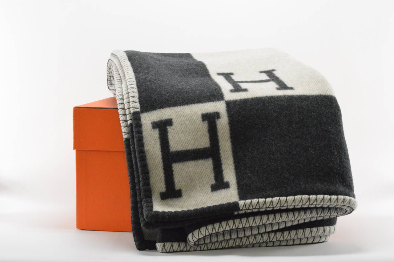 Hermes Avalon Blanket Couch ECRU GRIS FONCE

Model: AVALON, Dimension: 135cm width x 165cm widht.

Colour; ECRU GRIS FONCE

Pre-owned and never used

Details:

- Comes with Original invoice.

- Shippment and Insurance, 100% Safe.

-