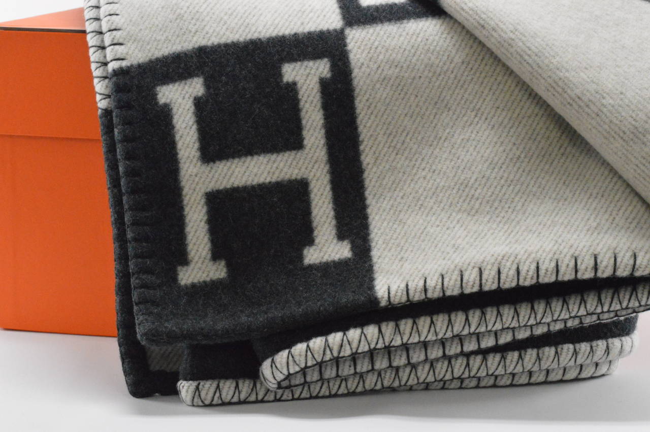Hermes Avalon Blanket Couch ECRU GRIS FONCE In New Condition In Miami, FL