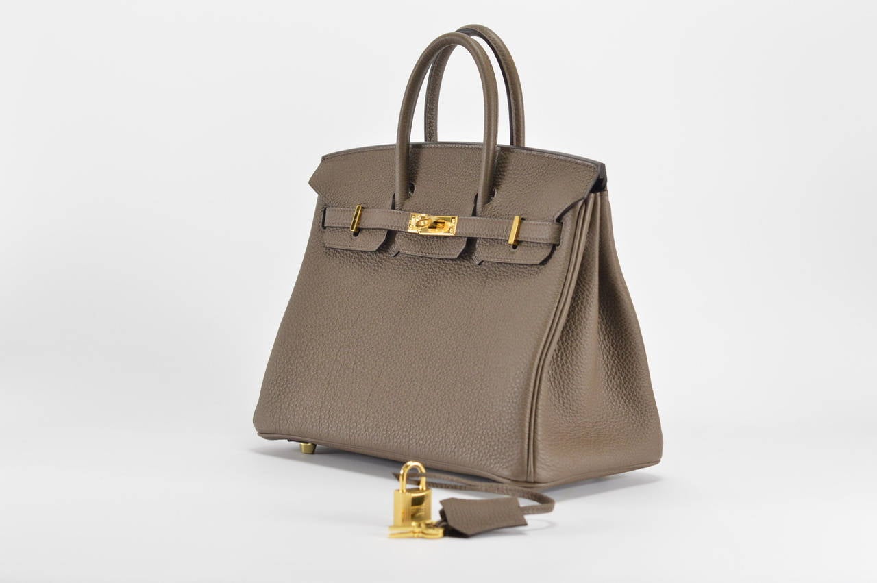 Hermes Birkin 25 Vache Trekking TOUPE Gold Hardware

Model:  Birkin

Dimension: 25cm width x 20cm height x 13cm length

Color:  TOUPE

Details:

With the protective plastic intact.

Comes with original box, dustbag, clochette, lock, two