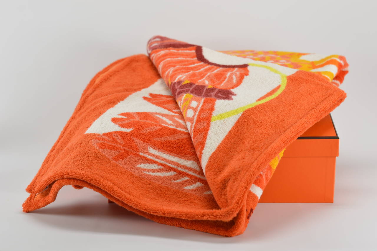 Hermes Sun towel ART DE VIVRE BRAZIL EPONGE 100% COTTON ORANGE-BLANC

Model: ART DE VIVRE BRAZIL.
Dimension: 155cm width x 98cm widht
Colour; ORANGE-BLANC
Pre-owned and never used 

The Retail Price in store is 410€. We sell them for