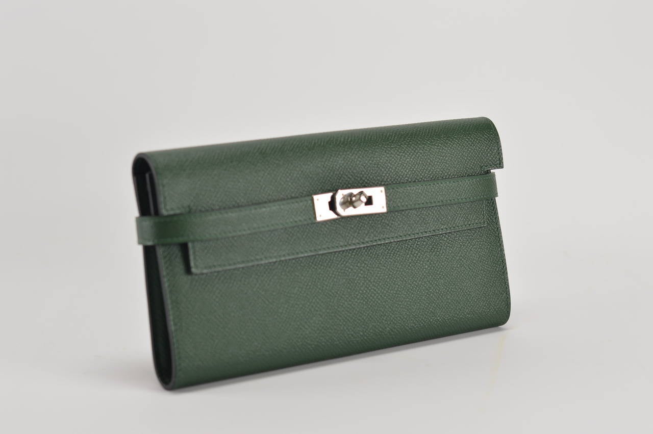 Hermes Wallet KELLY  CLASIQUE VERT ANGLAIS Palladium Hardware

Model:   KELLY  CLASIQUE

Dimension: 20cm width x 11cm height x 2cm length

Color:  VERT ANGLAIS

Details:

With the protective plastic intact.

Comes with original