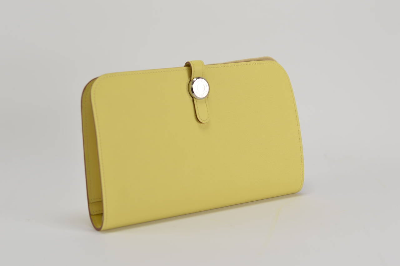 Hermes Dogon Duo wallet swift JAUNE POUSSIN Palladium Hardware
Model:  Dogon Duo wallet
Dimension: 20cm width x 12cm height x 2cm length
Color:  JAUNE POUSSIN

The Retail Price in store is 1510€. We sell it for 1440€.

Details:

With the