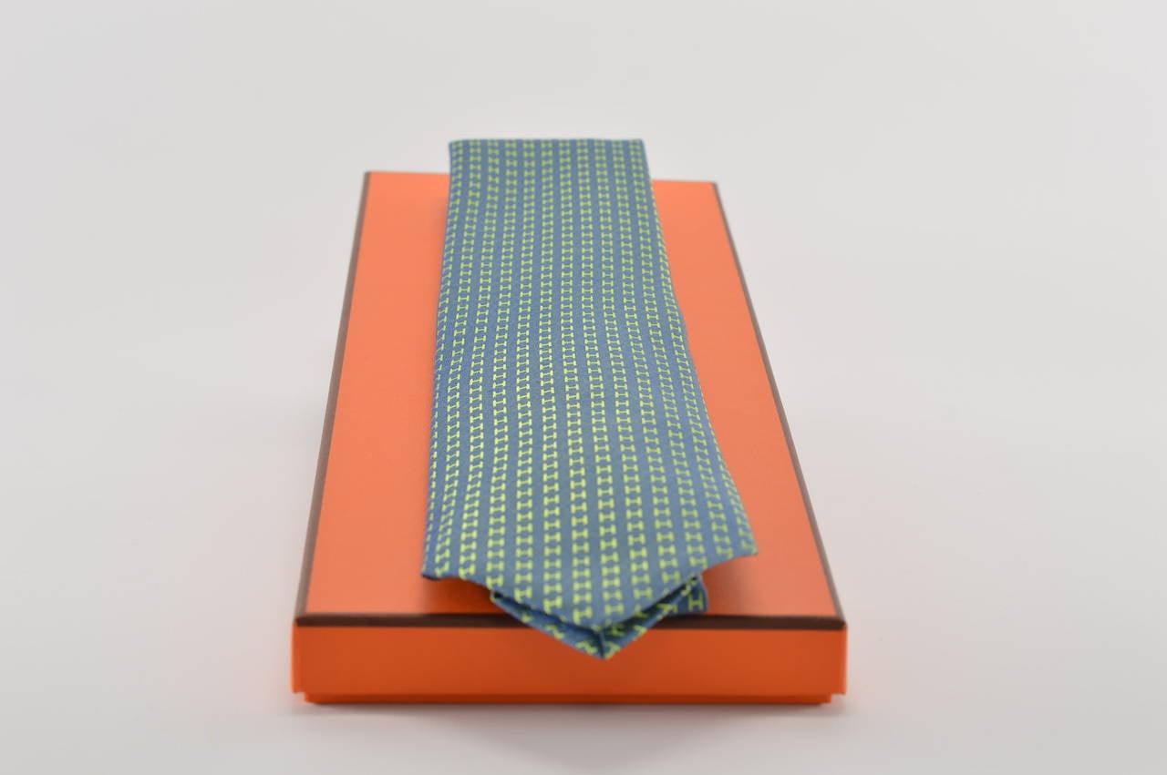 Hermes Tie Façonnee H Bicolore Jean Lime

Pre-owned and never used

Bought it in hermès store in 2015.

Size; unique.

Model; Façonnee

-Original Invoice.

The Retail Price in store is 155€. We sell it for 147€.

-Shipment and