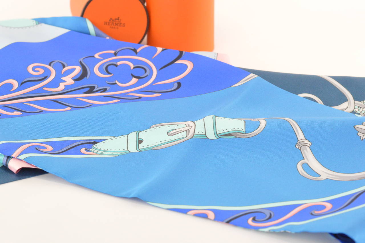 Hermes Maxi Twilly 100% Soie FESTIVAL DES AMAZONES Marine/Turquoise/Rose In New Condition In Miami, FL