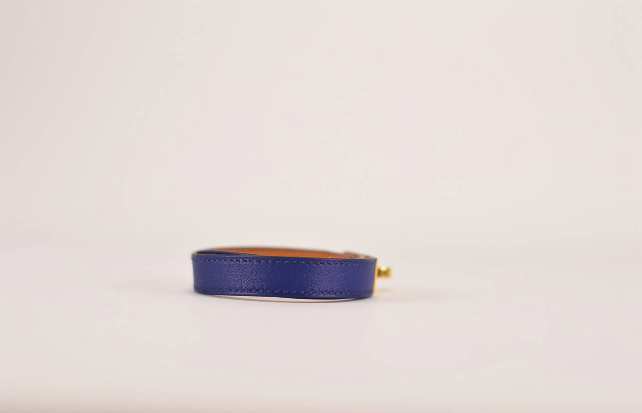 Hermes Bracelet Kelly Double Tour VEAU SWIFT BLEU SAPHIR GOLD Hardware Size M In New Condition In Miami, FL