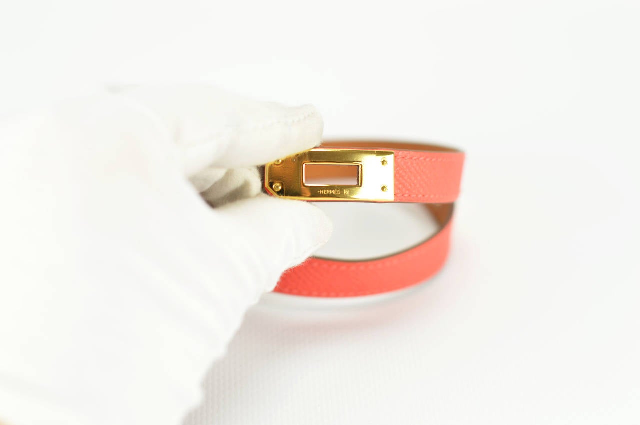HERMES 2015 BRACELET CUIR KELLY DOUBLE TOUR EPSOM ROSE JAIPUR GOLD HARDWARE SIZE XS

Pre-owned and never used

Bought it in herm store in 2015.

Size; XS

Date stamp: T

Color; ROSE JAIPUR

Model; KELLY DOUBLE TOUR

-Original