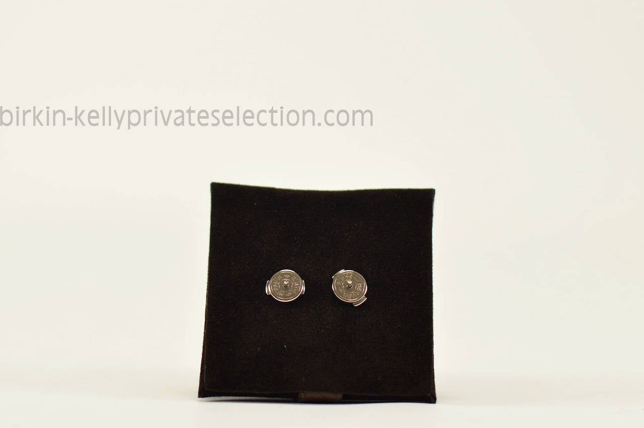 Hermes EARRINGS H LAQUE ULTRAVIOLET 2015 

Pre-owned and never used.

Bought it in herm store in 2015.

Color; LAQUE ULTRAVIOLET

Model; H

-Original Invoice.

-Shipment and Insurance, 100% Safe.

-Sold with invoice company.

-Secure
