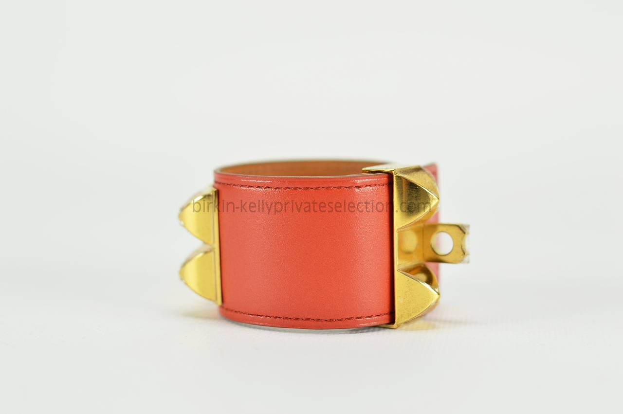 HERMES BRACELET COLLIER DE CHIEN RED Gold Hardware 2015.

Pre-owned and never used.

Bought it in Hermes store in 2015.

Size; S.

Color; SANGUINE.

Model; COLLIER DE CHIEN.

Details:
*Protective felt removed for purposes of photography