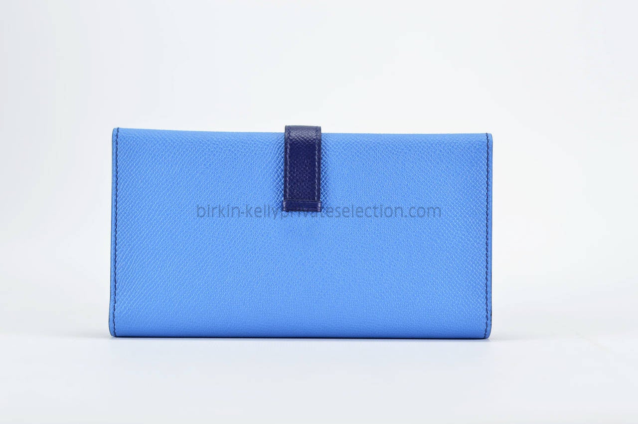 Hermes Wallet BEARN BICOLOR EPSOM BLUE PARADISE BLUE SAPPHIRE Palladium Hardware 2015.

Pre-owned and never used.

Bought it in Hermes store in 2015.

Color; BLEU PARADIS, BLEU SAPHIR.

Model; BEARN.

-Original Invoice.

-Shipment and
