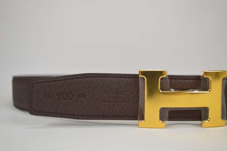 Hermès belt. normal reversible leather black and chocolate color with H boucle in Gold Hardware
Bought it in Hermès Store in 2014 
Never carried.
Comes with original box and dustbag boucle.

Hermès Store Retail Price 743,70$. We sell it for