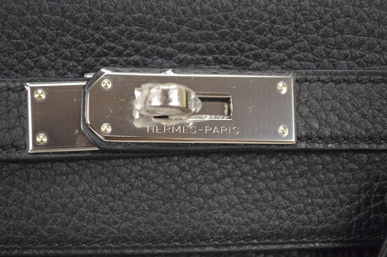 HERMES Kelly handbag black, Hardware palladium. 3